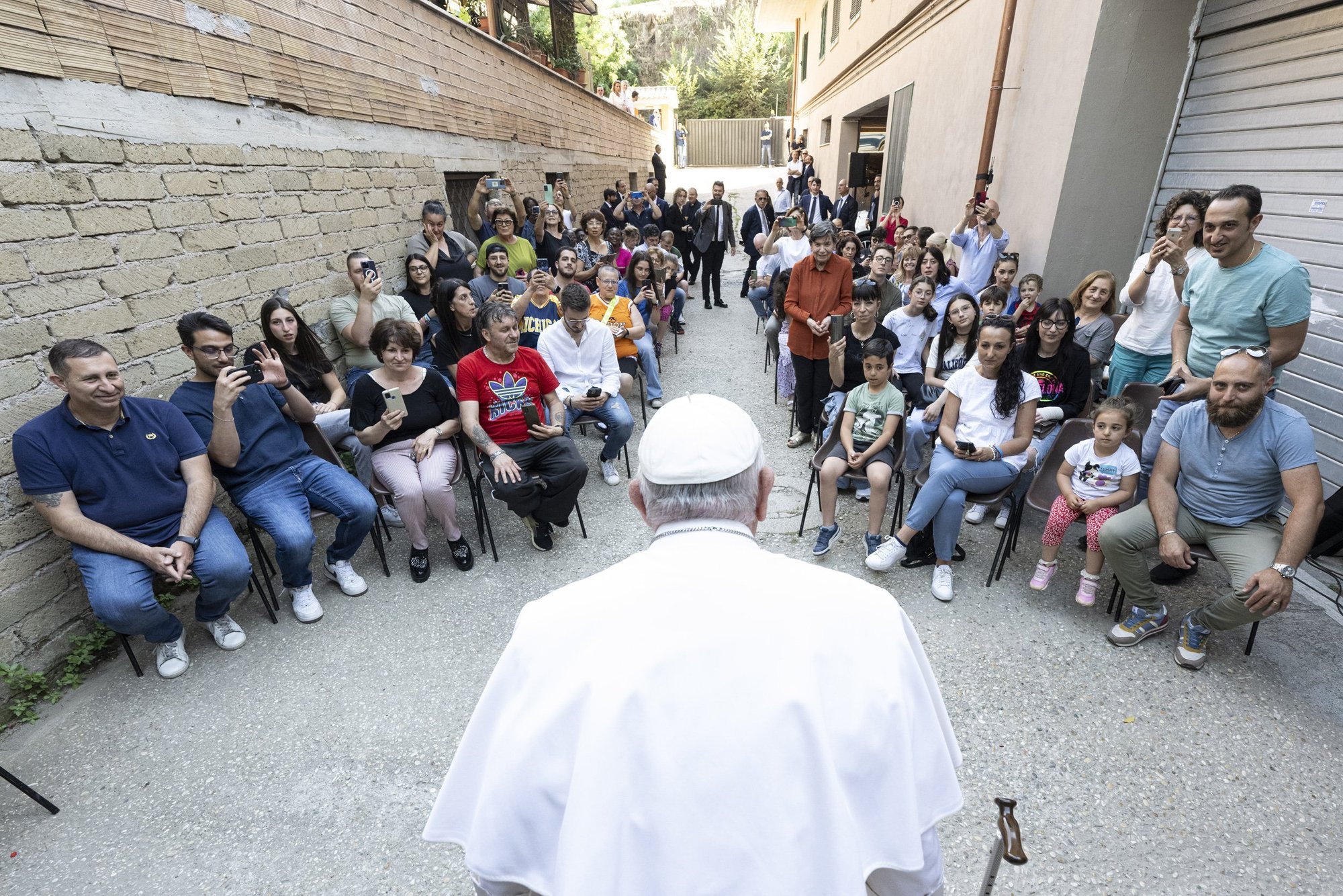Al visitar a familias en las afueras de Roma, el Papa Francisco destacó la necesidad de escuchar a los niños y a los ancianos, promover el diálogo y mantener la armonía en las familias durante un encuentro en el marco de su iniciativa "Escuela de Oración" el 6 de junio, 2024. June 6, 2024. (Foto CNS/Vatican Media)