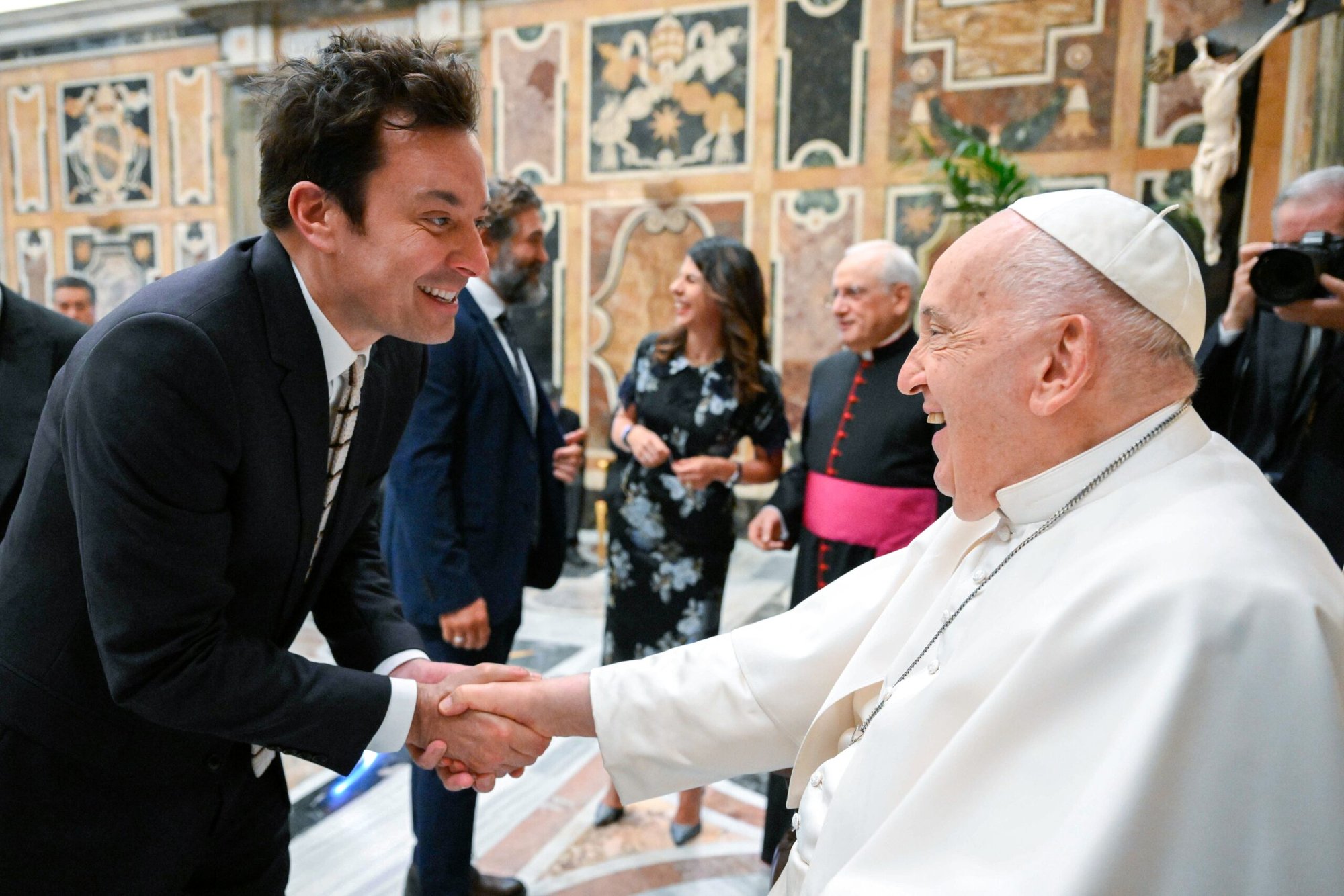 El Papa Francisco estrecha la mano de Jimmy Fallon durante un encuentro con cómicos en el Vaticano el 14 de junio de 2024. (CNS photo/Vatican Media)