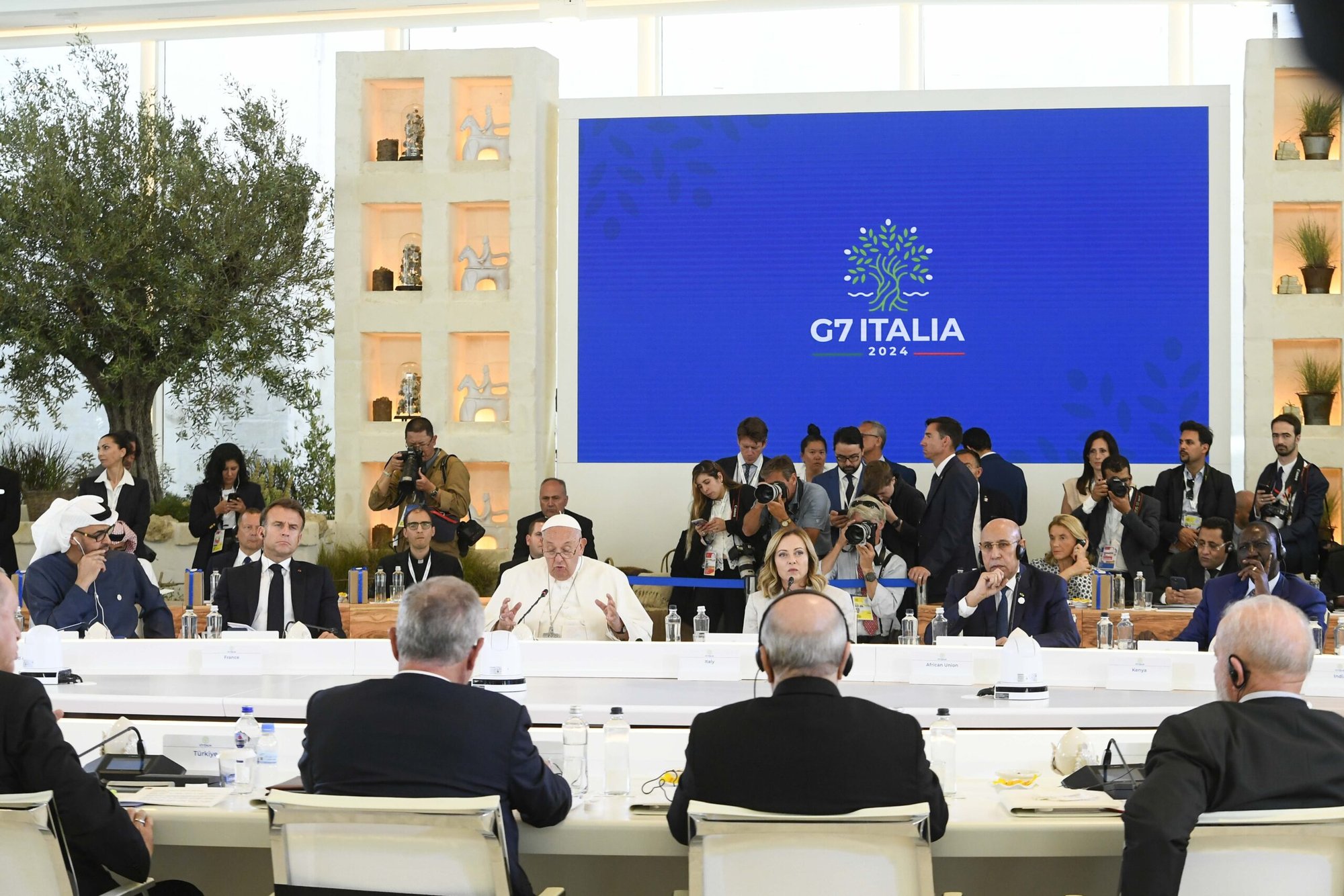 El Papa Francisco pronuncia un discurso sobre los beneficios y peligros de la inteligencia artificial ante los líderes mundiales que asisten a la cumbre del Grupo de los Siete en Borgo Egnazia, en la región de Apulia, al sur de Italia, el 14 de junio de 2024. (CNS photo/Vatican Media)