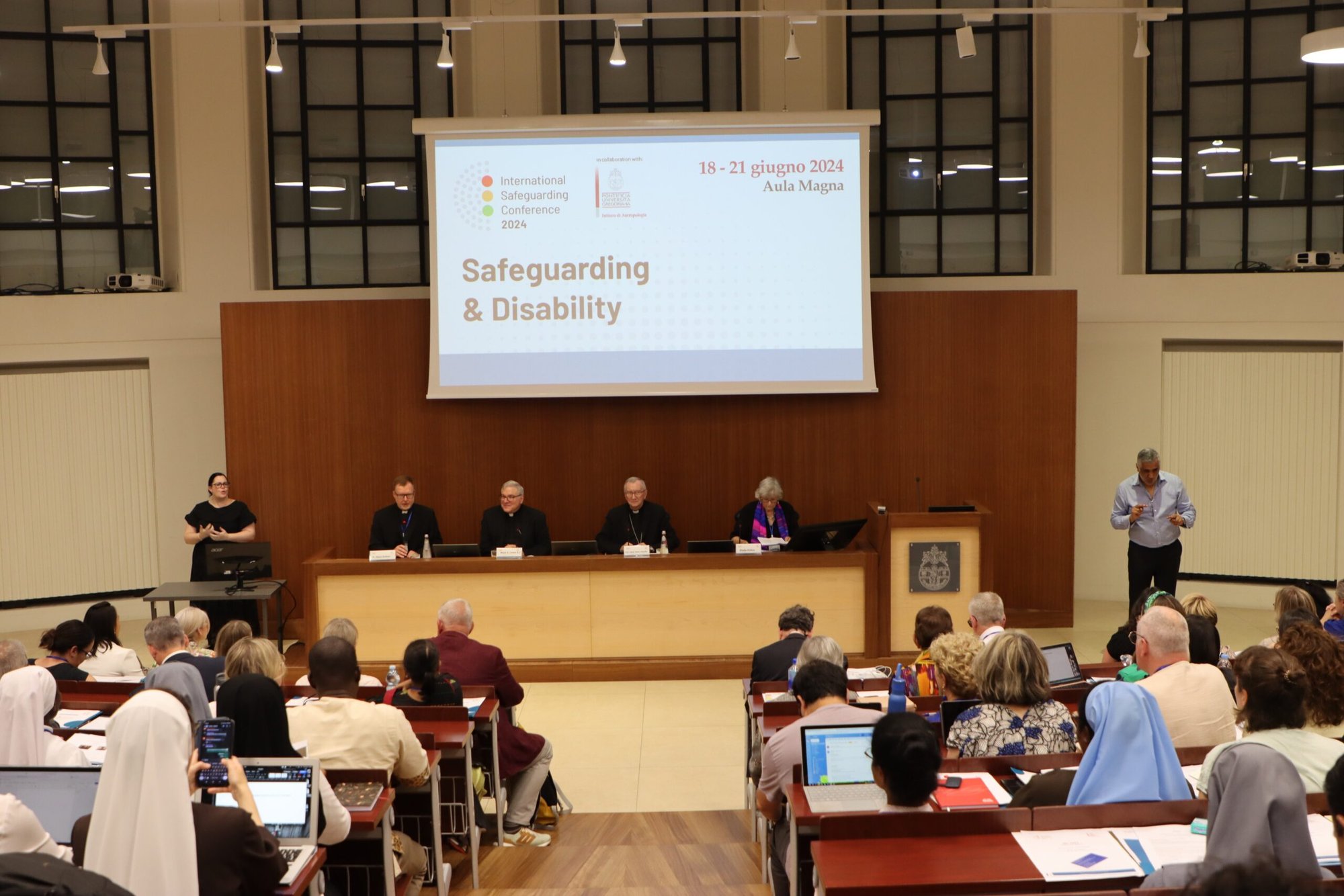 El padre jesuita Hans Zollner, presidente del Instituto de Antropología de la Pontificia Universidad Gregoriana: Estudios Interdisciplinarios sobre la Dignidad Humana y el Cuidado, habla durante una conferencia sobre salvaguardia organizada en la universidad en Roma el 18 de junio de 2024. (CNS photo/Cortesía de la Pontificia Universidad Gregoriana)
