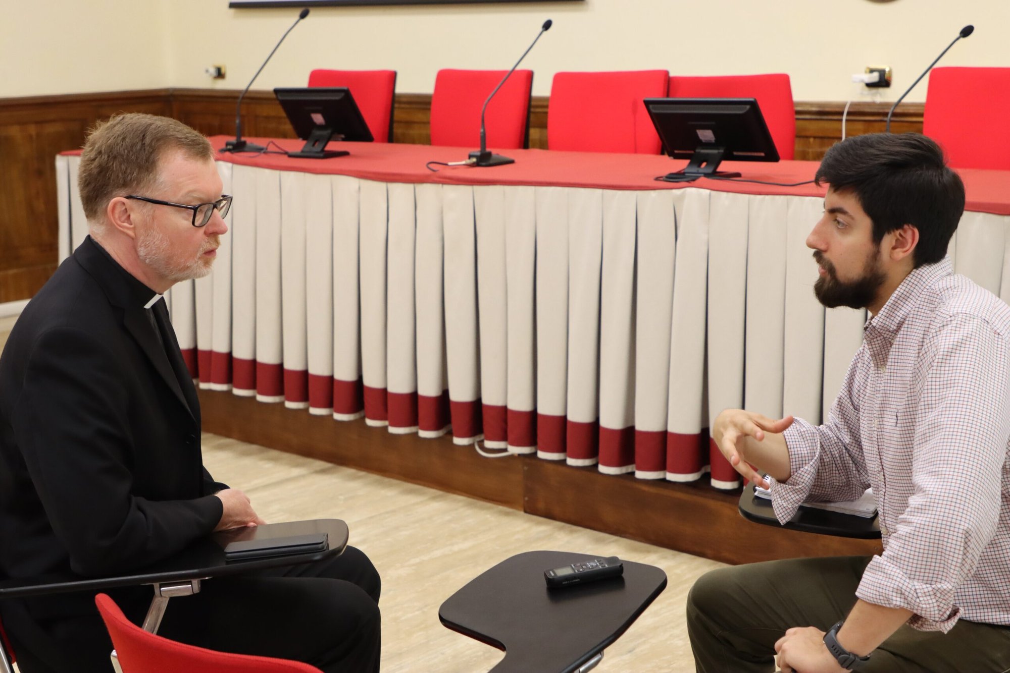 El padre jesuita Hans Zollner, presidente del Instituto de Antropología de la Pontificia Universidad Gregoriana: Estudios Interdisciplinares sobre Dignidad y Cuidado Humanos, es entrevistado por el reportero del Catholic News Service Justin McLellan durante una conferencia sobre salvaguardia en la universidad en Roma el 18 de junio de 2024. (Foto CNS/Cortesía Pontificia Universidad Gregoriana)