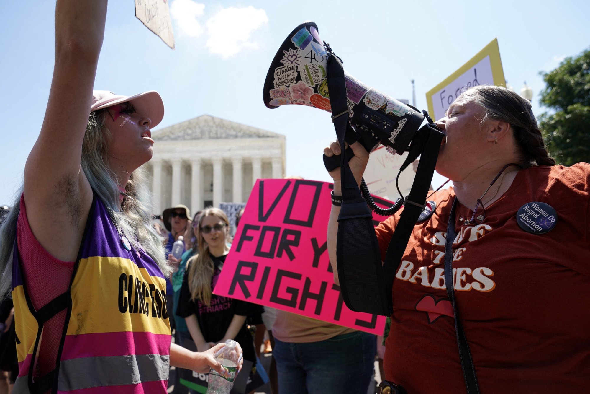 Manifestantes protestan ante el Tribunal Supremo de EE.UU. en Washington el 25 de junio de 2022, el día después de que el alto tribunal dictara sentencia en el caso del aborto Dobbs v Women's Health Organization, anulando la histórica decisión sobre el aborto Roe v. Wade. (Foto OSV News/Elizabeth Frantz, Reuters)