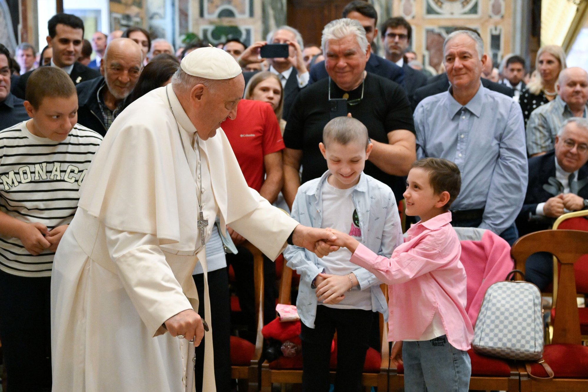 El Papa Francisco se reúne con familias y voluntarios del Circolo San Pietro, una organización fundada en 1869 para apoyar las obras de caridad papales en Roma, durante una audiencia privada en el Vaticano el 24 de junio de 2024. (CNS photo/Vatican Media)