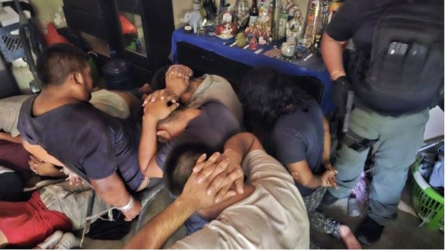 La policía del estado de Chihuahua y el ejército mexicano detuvieron a cuatro hombres y dos mujeres por la presunta tortura, secuestro y agresión sexual de 13 migrantes que fueron rescatados de una vivienda en el barrio de Anapra de Ciudad Juárez, México, el 11 de junio de 2024. Los arrestos y el rescate de los migrantes fueron reportados casi dos semanas después. (Foto OSV News/cortesía de la Policía Estatal de Chihuahua vía Homeland Security Investigation)