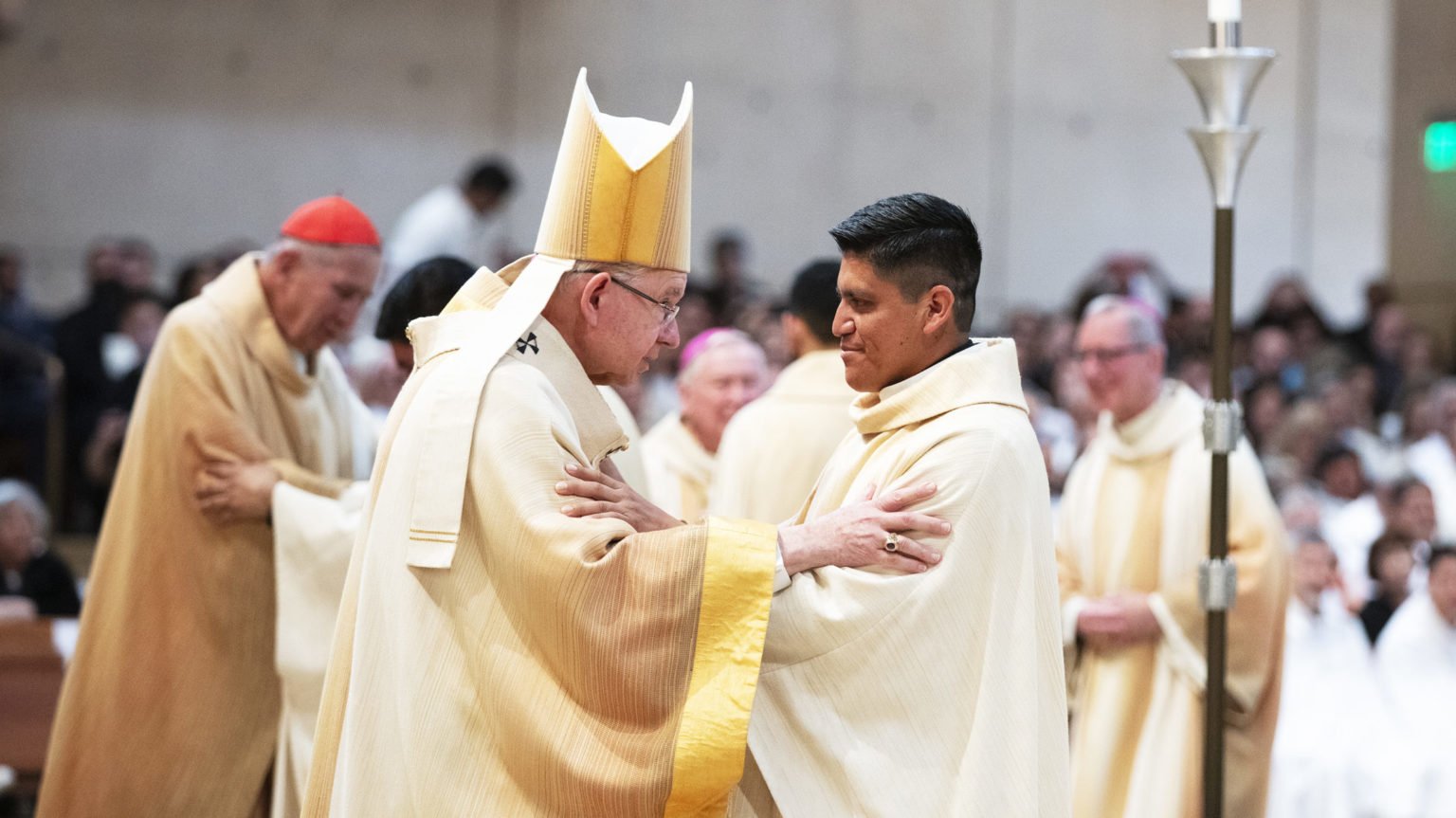 El Arzobispo Gómez abraza al nuevo sacerdote Padre Jaime Arriaga en la misa de ordenación el 1 de junio de 2024. (Víctor Alemán)