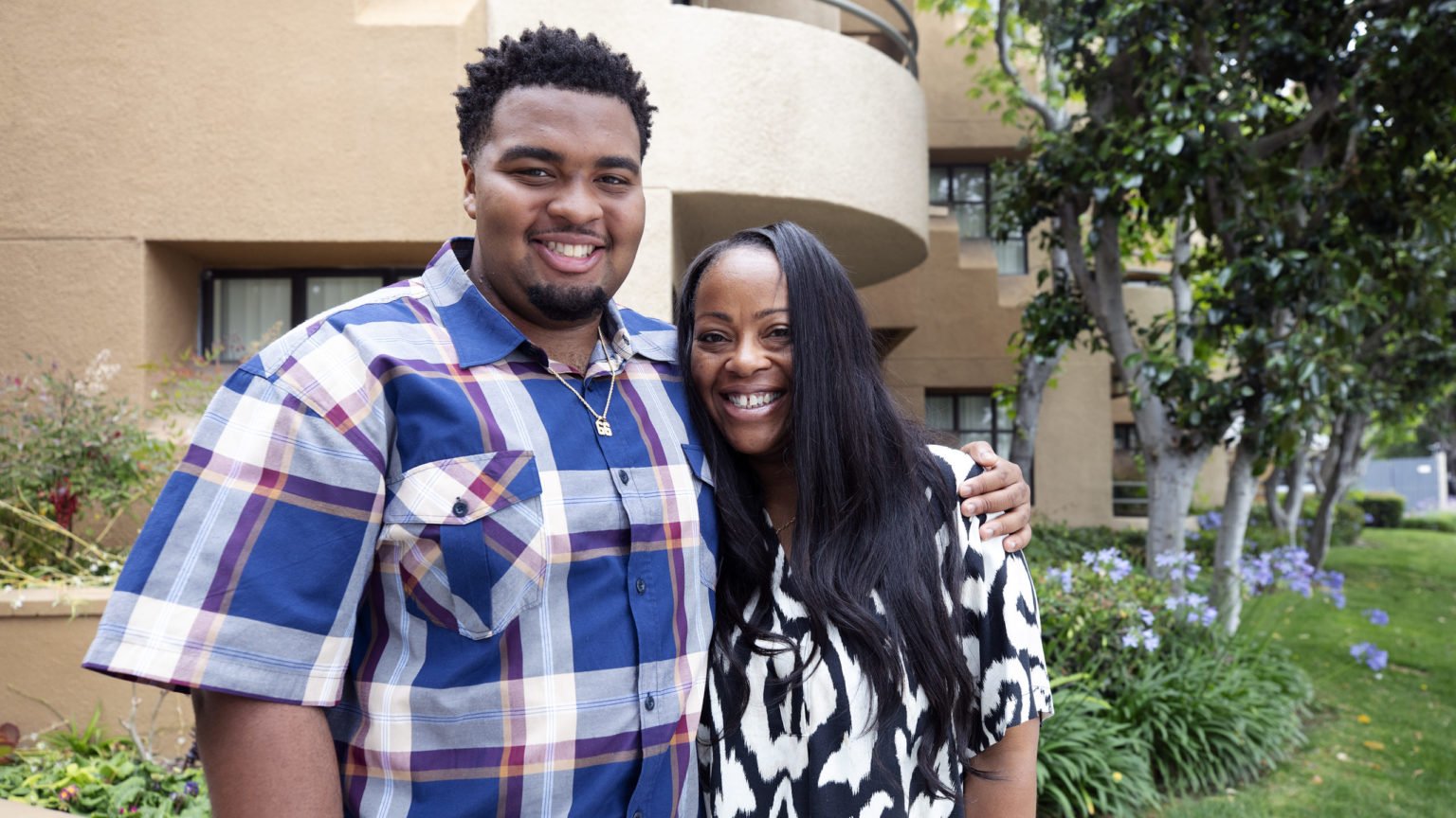 Travis Leonard con su madre, LaTasha Bellard-Leonard. (Víctor Alemán)
