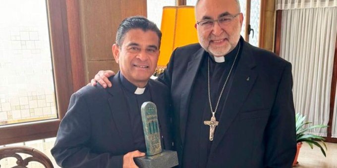 Mons. Rolando Álvarez, Obispo de Matagalpa y Administrador Apostólico de Estelí (Nicaragua), exiliado en Roma; y Mons. Jesús Sanz Montes, Arzobispo de Oviedo (España), con el premio que recibió este último a nombre del primero. (Archidiócesis de Oviedo.)