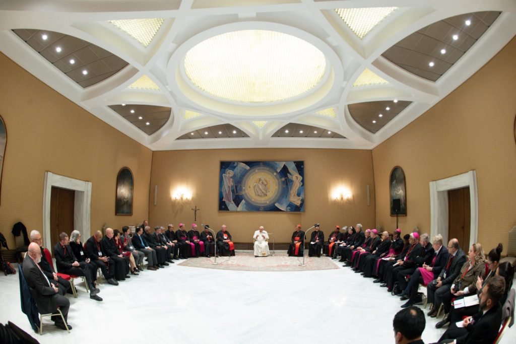 El Papa Francisco dirige una reunión con los presidentes y coordinadores de las asambleas regionales del Sínodo de los Obispos en el Vaticano el 28 de noviembre de 2022. (CNS/Vatican Media)