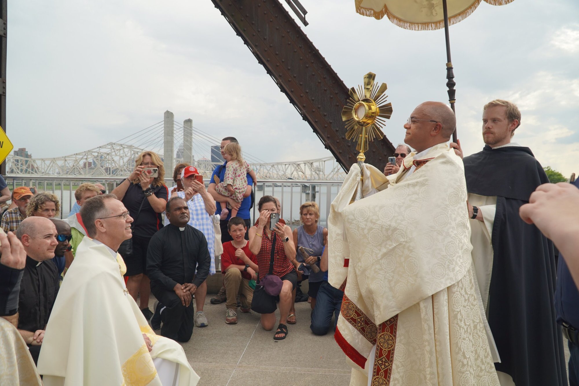 Monseñor Shelton J. Fabre, arzobispo de Louisville, transfiere la custodia al arzobispo Charles C. Thompson, arzobispo de Indianápolis, durante la procesión eucarística por el puente Big Four del río Ohio, el 9 de julio de 2024. La procesión marcó el final de la ruta de la Peregrinación Eucarística Nacional a través de la Archidiócesis de Louisville. A continuación, la peregrinación atravesó el sur de Indiana y llegó a Indianápolis. (Foto OSV News/Marnie McAllister, The Record)
