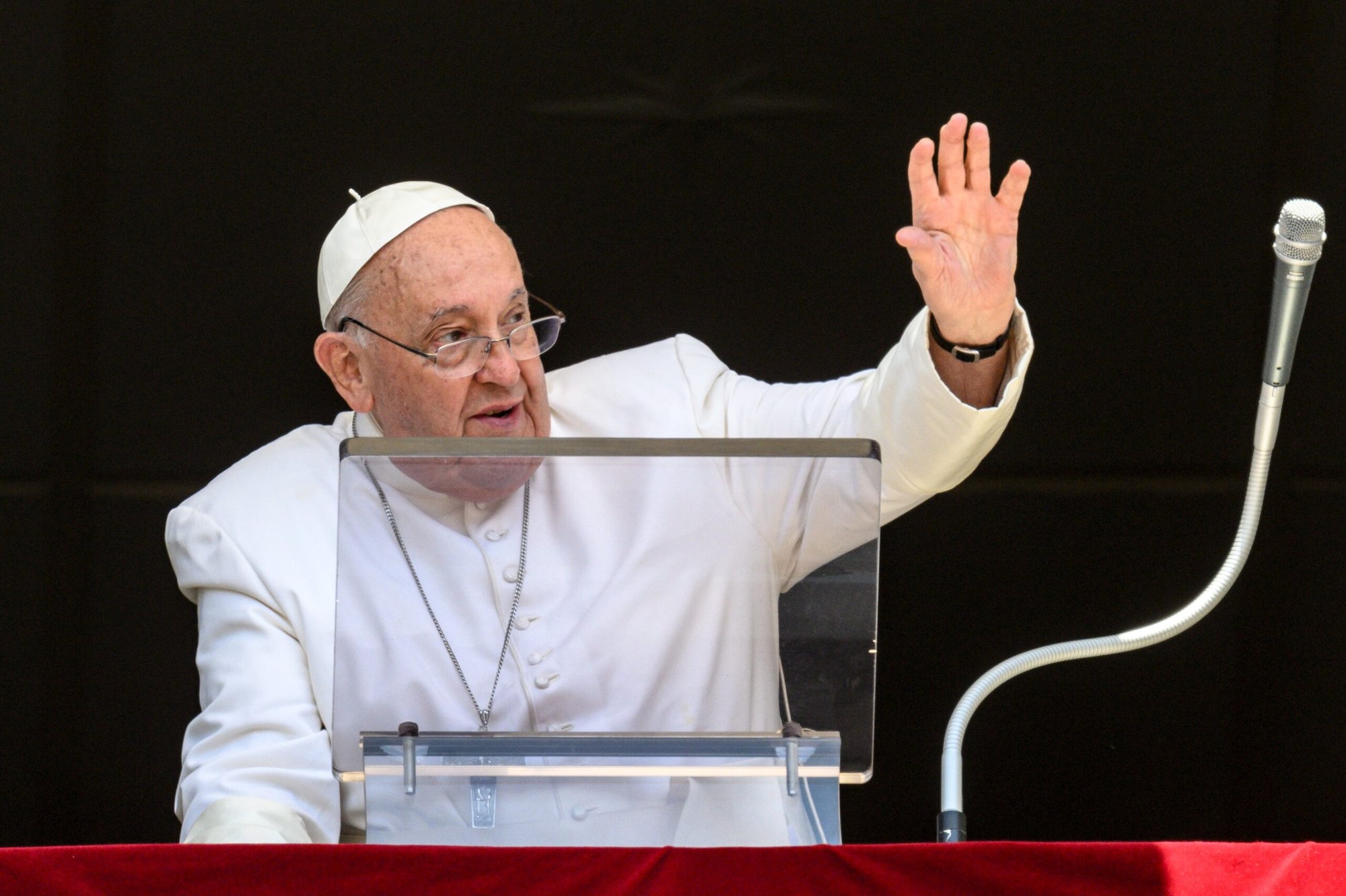 El Papa Francisco saluda a los visitantes en la Plaza de San Pedro reunidos para rezar el Ángelus en el Vaticano el 14 de julio de 2024. (CNS photo/Vatican Media)