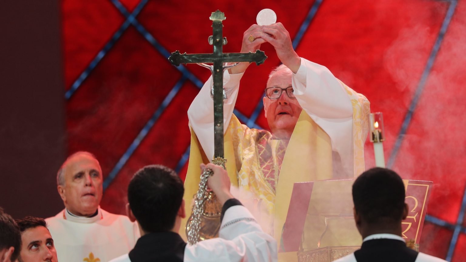 El cardenal neoyorquino Timothy M. Dolan celebra la Misa matutina en el Lucas Oil Stadium el 18 de julio de 2024, durante el Congreso Eucarístico Nacional en Indianápolis. A la izquierda, el Cardenal Daniel N. DiNardo de Galveston-Houston. (Foto OSV News/Bob Roller)