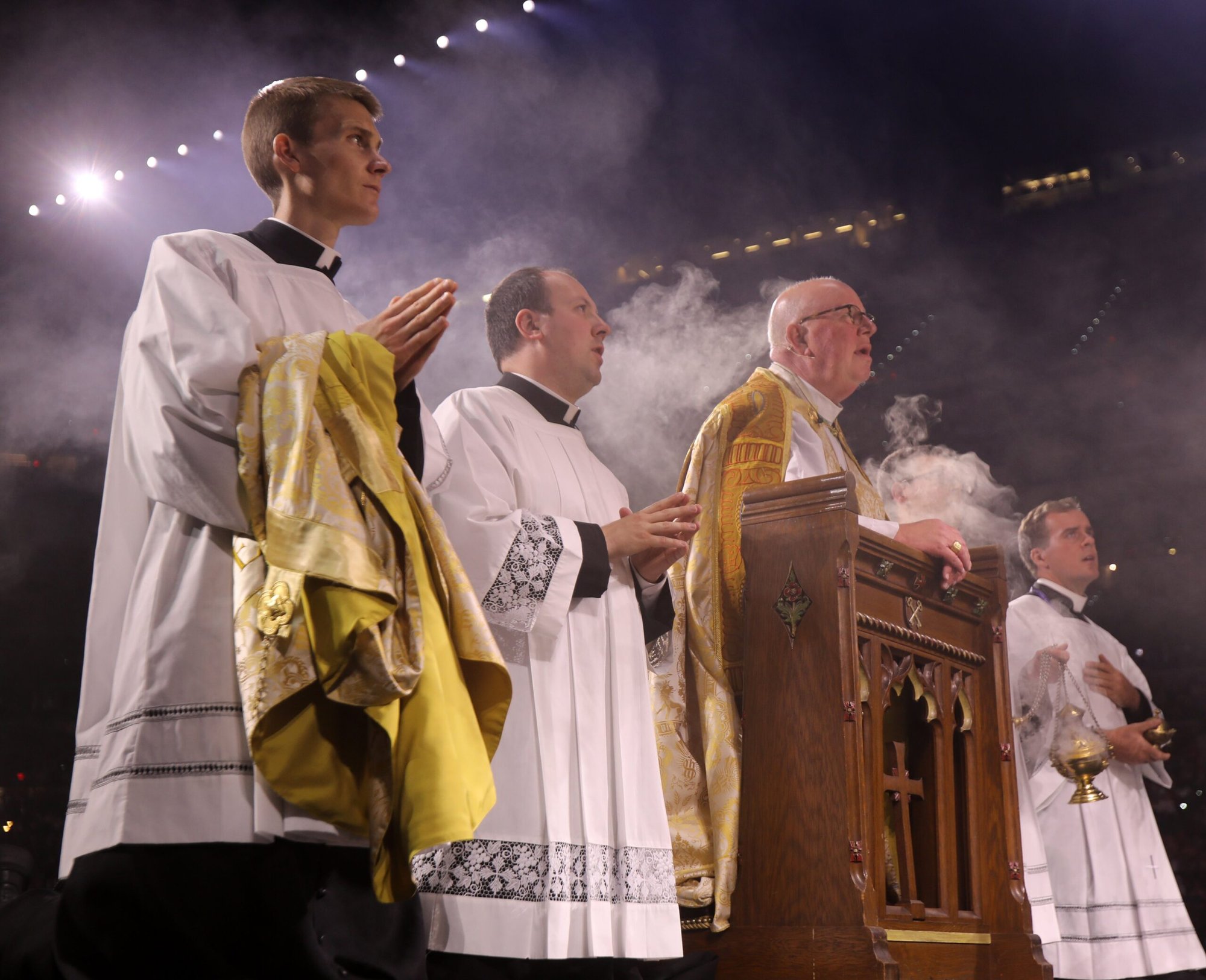 El Obispo William D. Byrne de Springfield, Massachusetts, se arrodilla en oración ante la custodia durante la adoración eucarística, en la segunda noche de avivamiento del Congreso Eucarístico Nacional en el Lucas Oil Stadium de Indianápolis el 18 de julio de 2024. (Foto OSV News/Bob Roller)