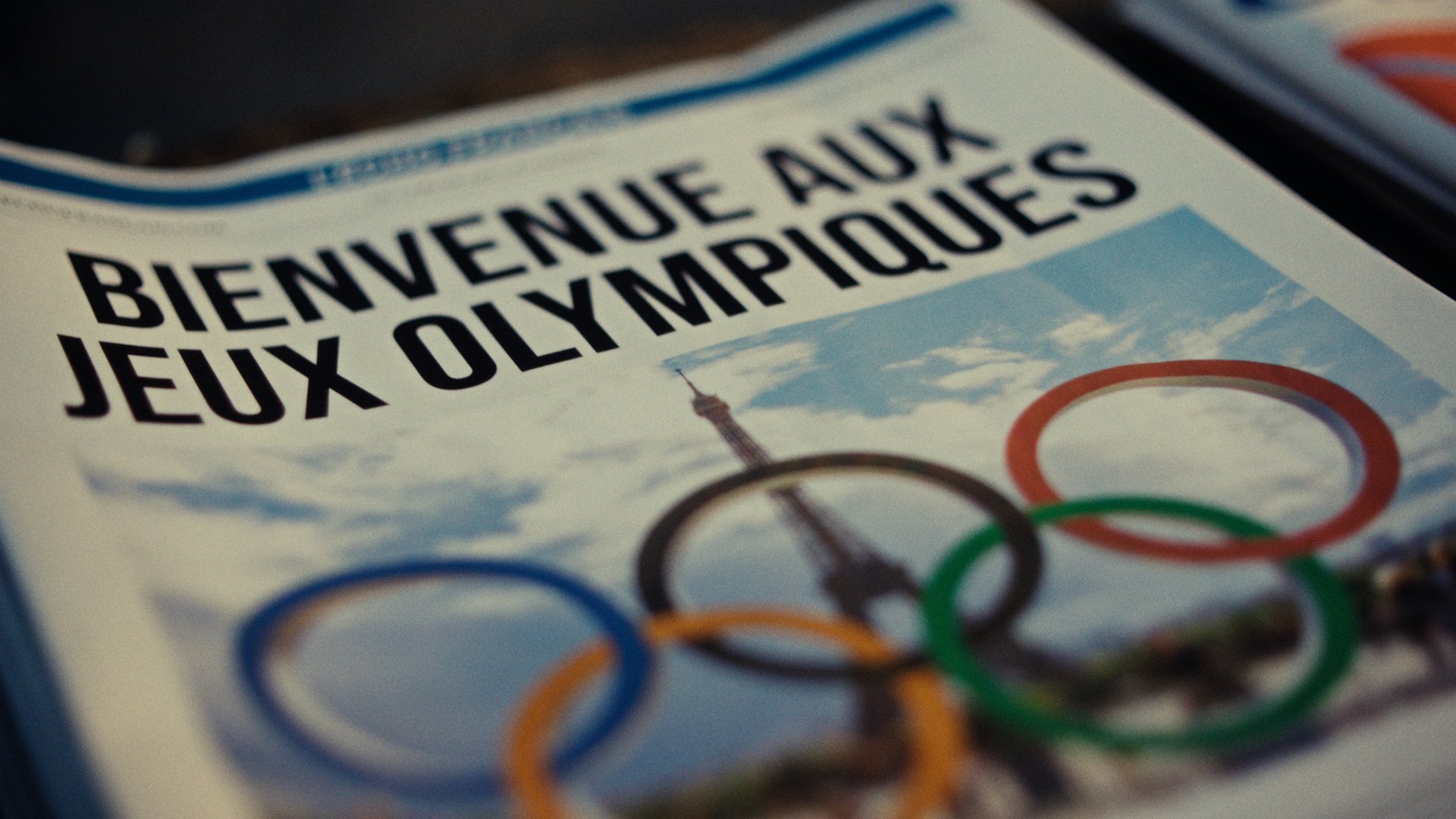 Ilustración de la portada de un periódico con el titular “Bienvenue aux Jeux Olympiques” (Bienvenidos a los Juegos Olímpicos) sobre una imagen de los anillos olímpicos y la Torre Eiffel en París. (CNS photo/cortesía de IOC Media)
