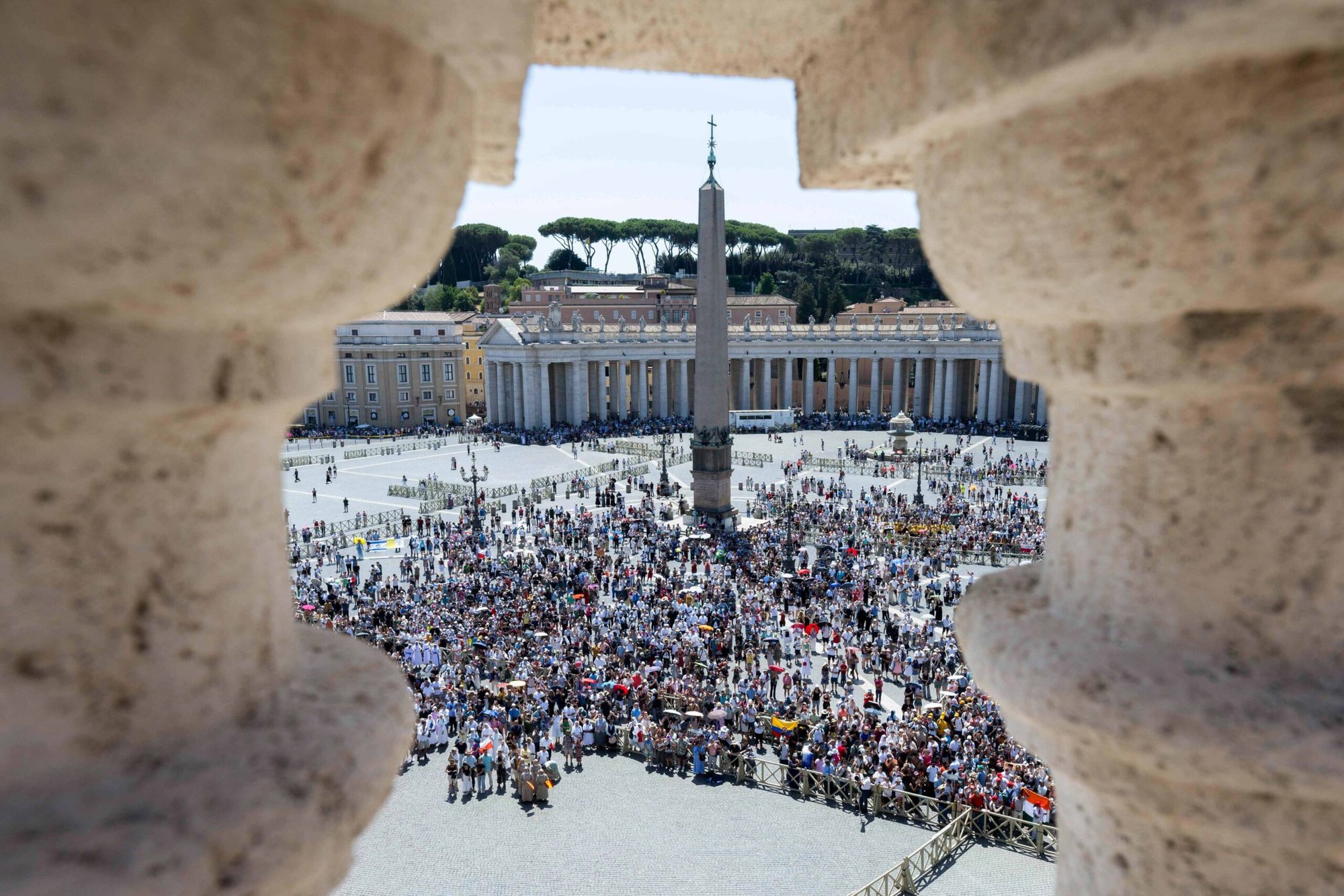 Visitantes se reúnen en la Plaza de San Pedro para rezar el Ángelus con el Papa Francisco en el Vaticano el 28 de julio de 2024. (Foto CNS/Vatican Media)