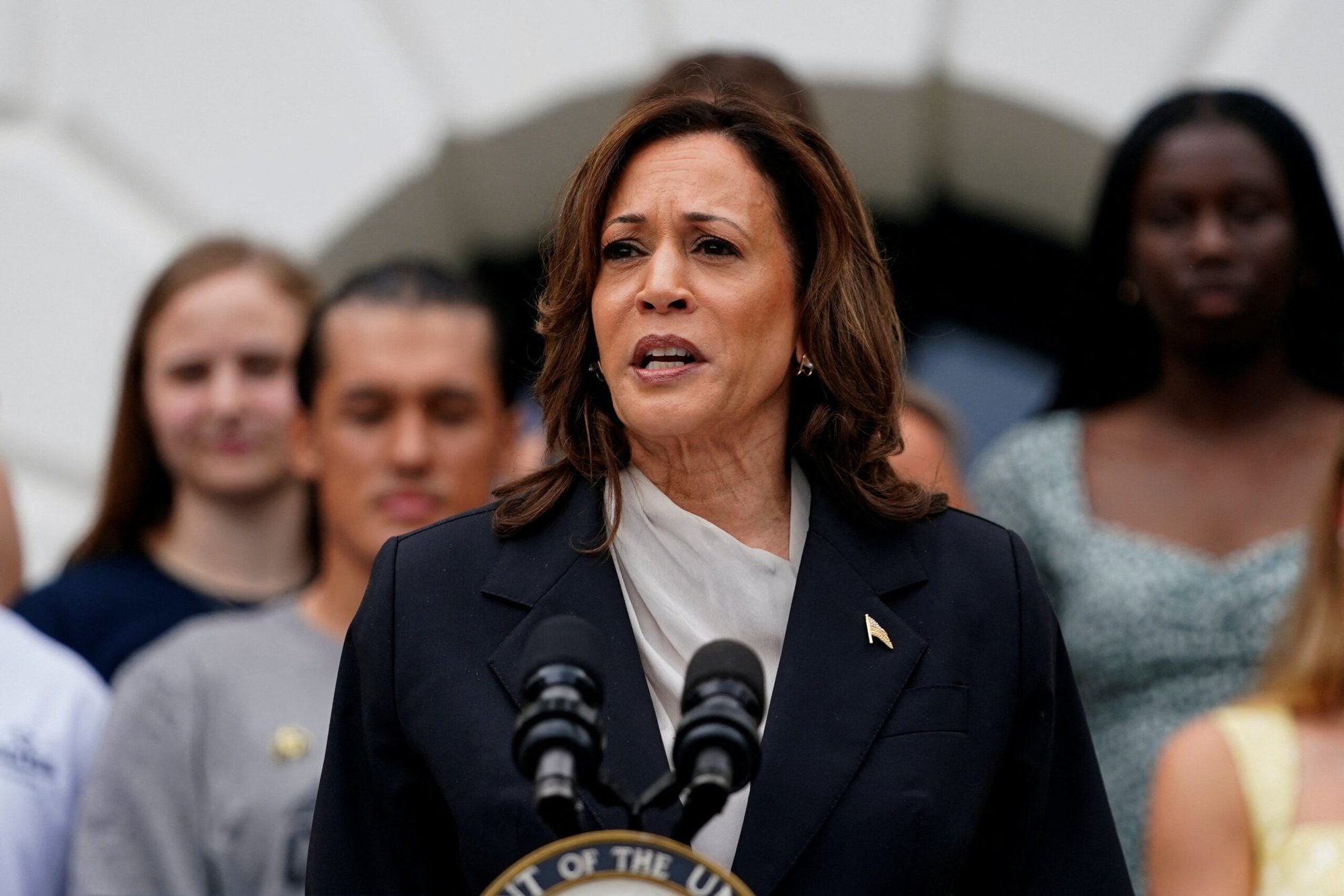 La vicepresidenta Kamala Harris pronuncia un discurso ante los equipos campeones de la National Collegiate Athletic Association en su primera aparición pública desde que el presidente Joe Biden abandonó la carrera para 2024, en el Jardín Sur de la Casa Blanca en Washington el 22 de julio de 2024. Biden lanzó su apoyo a Harris, la favorita instantánea del partido para la nominación presidencial en su convención de agosto en Chicago. (Foto OSV News/Nathan Howard, Reuters)