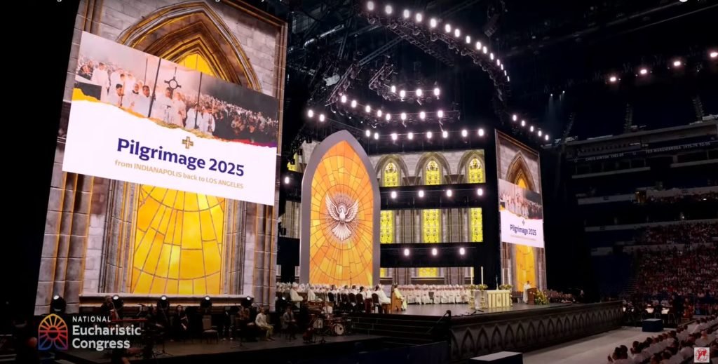 Un gráfico en el Lucas Oil Stadium de Indianápolis acompañó el anuncio del obispo Andrew Cozzens de que Los Ángeles acogerá el final de otra Peregrinación Eucarística Nacional en la primavera de 2025. La ruta comienza en Indianápolis y concluirá en Los Ángeles el 22 de junio de 2025, Domingo del Corpus Christi. (EWTN/YouTube)
