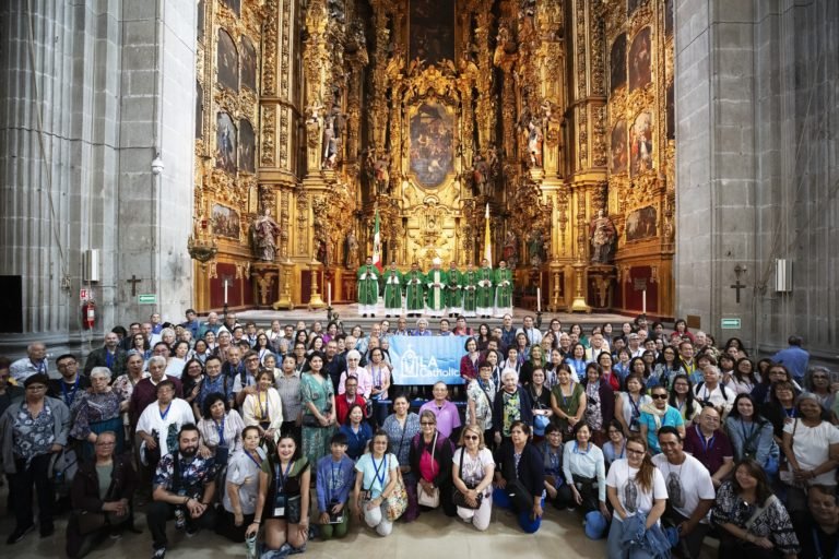 El Arzobispo José H. Gómez posa con los cientos de peregrinos de la Arquidiócesis de Los Ángeles afuera de la Catedral Metropolitana de la Ciudad de México el 5 de julio. (Víctor Alemán)