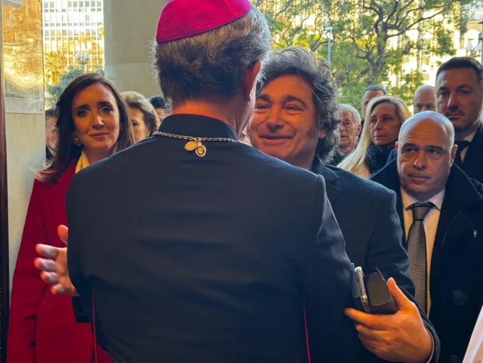 Monseñor Gustavo Garcia Cuerva, arzobispo de Buenos Aires, recibe en la catedral metropolitana al presidente Javier Milei antes de celebrar el Te deum del 9 de julio. (Screen caption/arzobispado)
