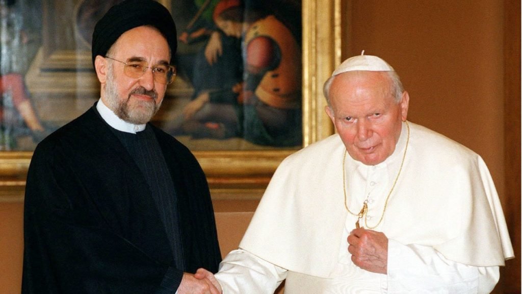 El Presidente iraní Mohammad Jatamí estrecha la mano del Papa Juan Pablo II en el Vaticano en esta foto de archivo de 1999. La visita al Vaticano fue la primera de un presidente iraní. Ambos hablaron de las relaciones entre cristianos y musulmanes. (Foto CNS de Reuters)