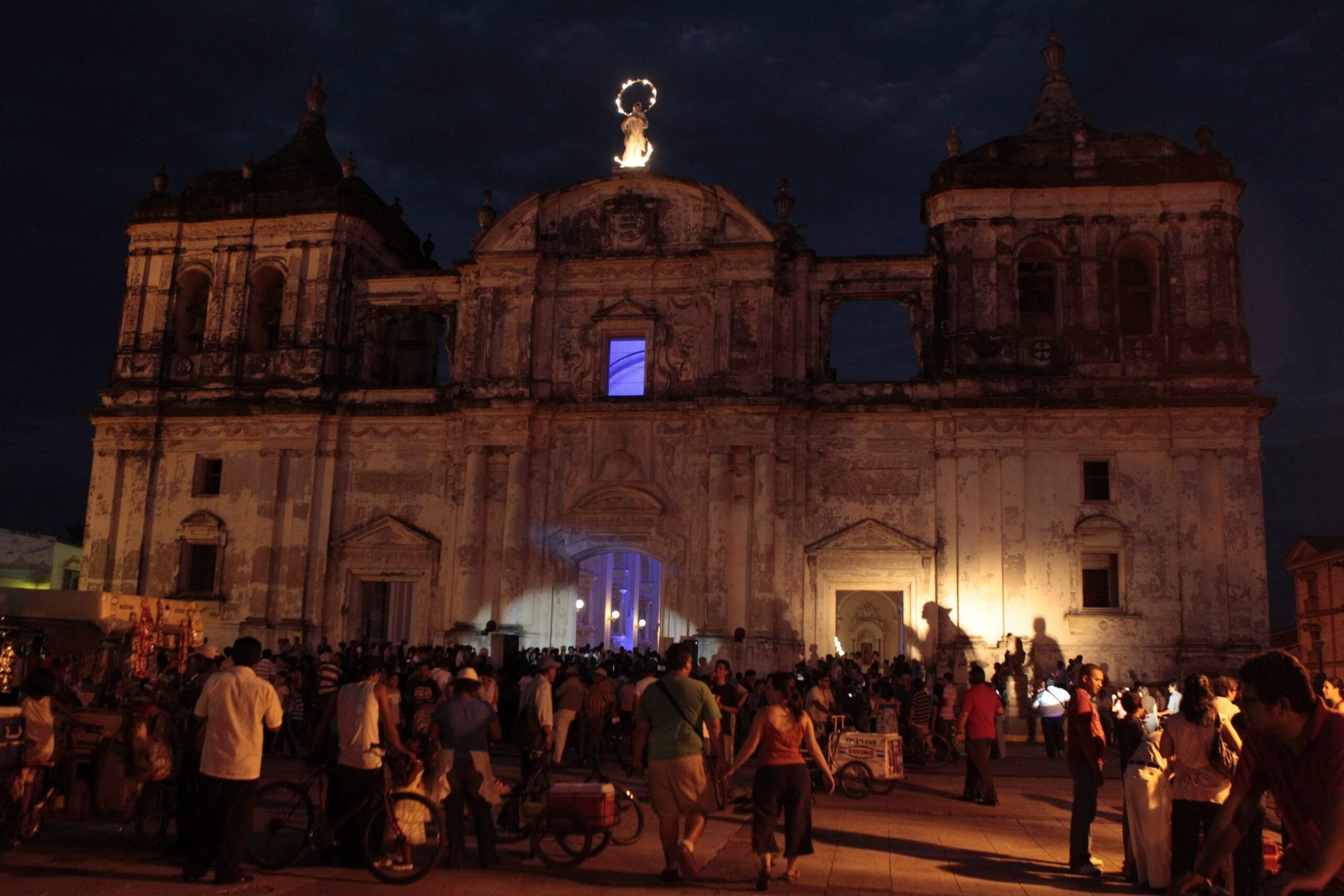 En una foto de archivo, varias personas participan en una celebración frente a la Catedral de la Asunción de León, en Nicaragua. La catedral, construida entre 1747 y principios del siglo XIX, figura en la Lista del Patrimonio Mundial de la UNESCO, la Organización de las Naciones Unidas para la Educación, la Ciencia y la Cultura. (Foto OSV News/Oswaldo Rivas, Reuters)