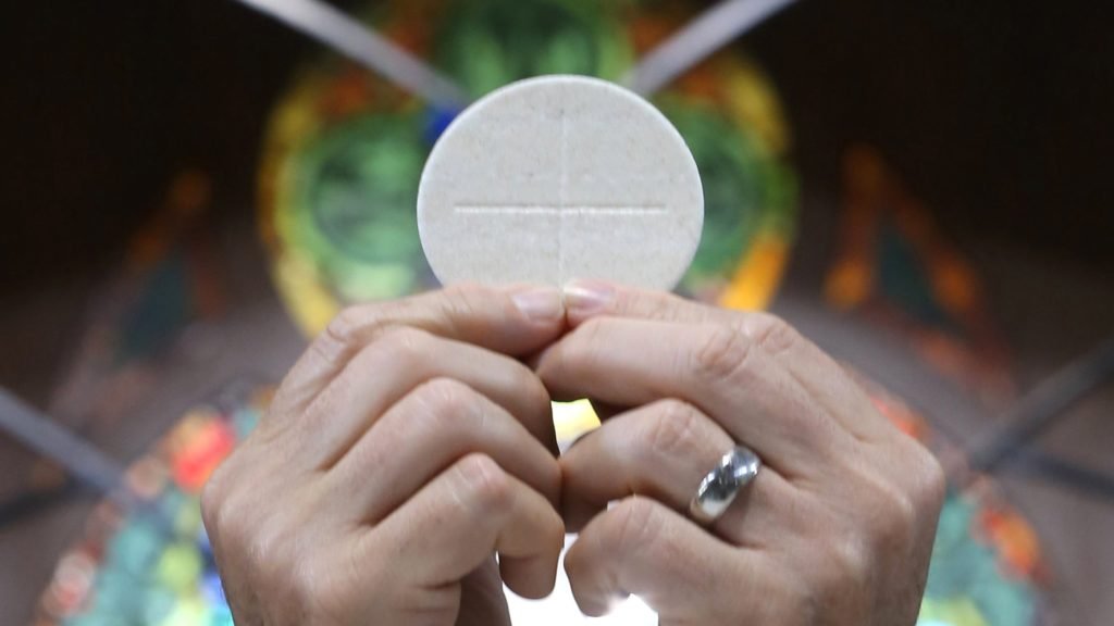 Un sacerdote eleva la Eucaristía en esta ilustración. (OSV News photo/CNS file, Bob Roller)