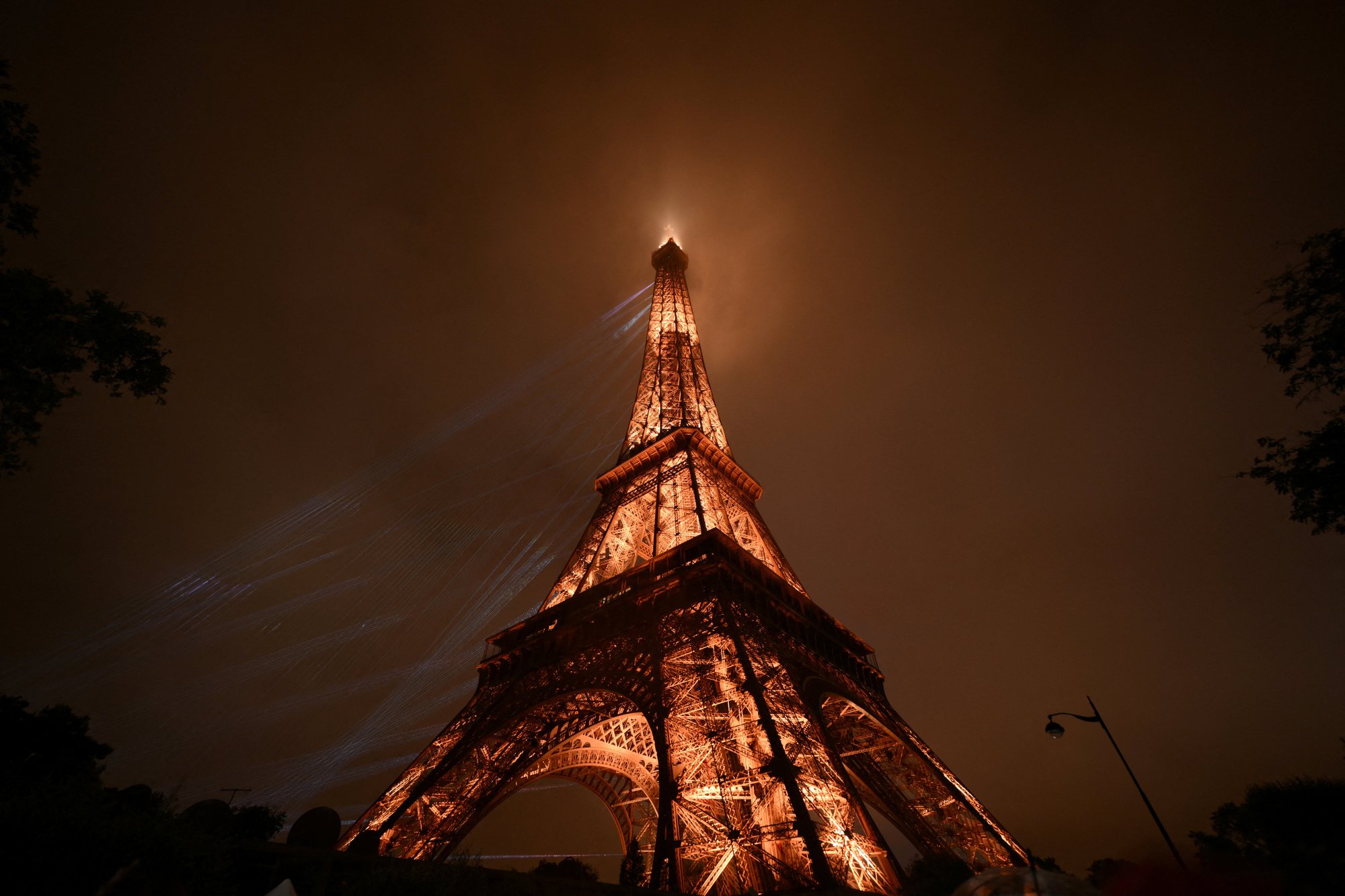 Luces iluminan la Torre Eiffel el 26 de julio de 2024, durante la ceremonia de inauguración de los Juegos Olímpicos de París 2024. (Foto OSV News/Luis Robayo, Reuters)