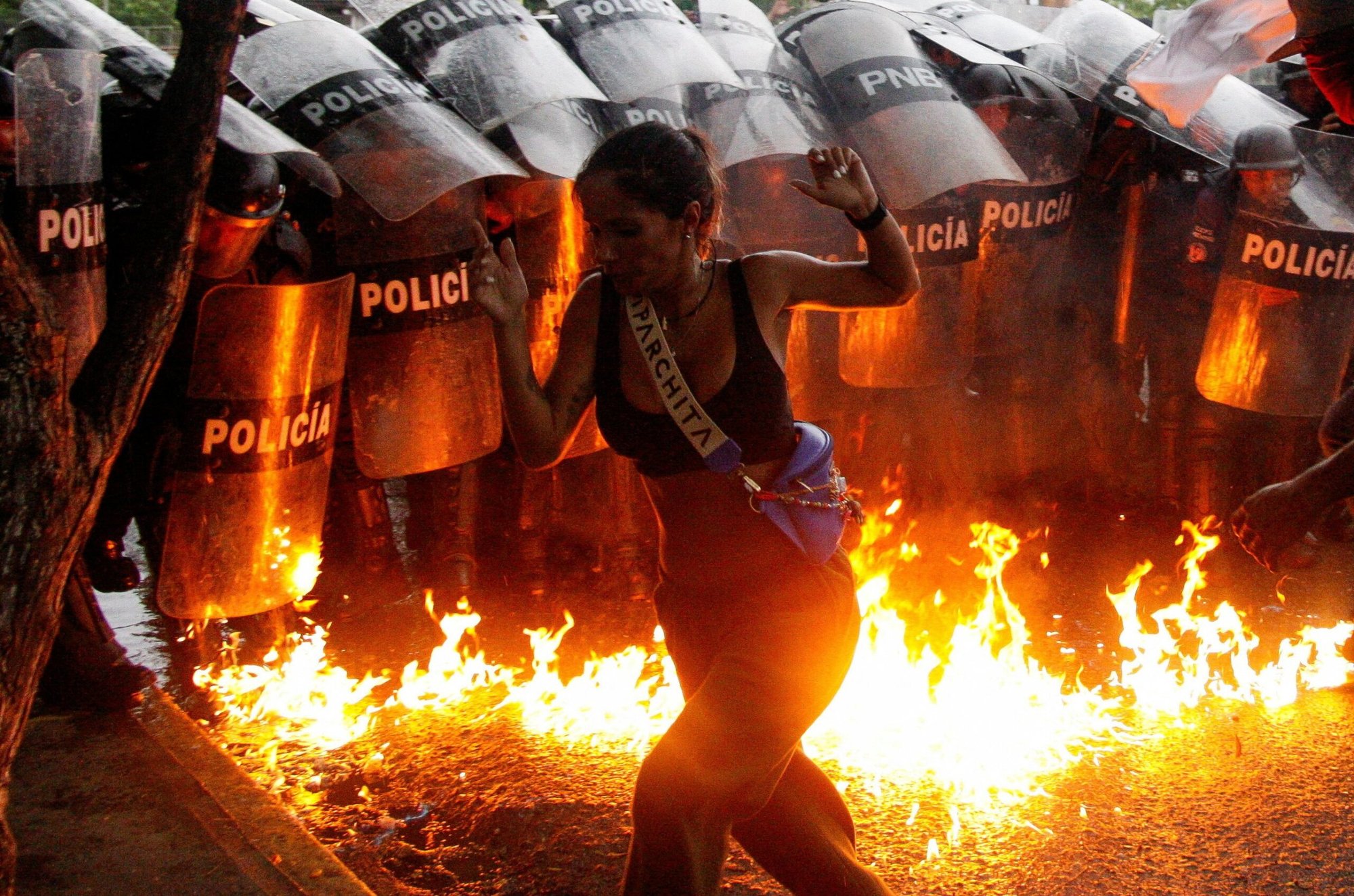 Un manifestante reacciona cuando cócteles molotov golpean el suelo frente a las fuerzas de seguridad durante las protestas en Puerto La Cruz, Venezuela, 29 de julio de 2024, contra los resultados electorales después de que el presidente Nicolás Maduro y su rival de la oposición Edmundo González AMBOS reclamaron la victoria en las elecciones presidenciales del 28 de julio. (Foto de OSV News/Samir Aponte, Reuters)