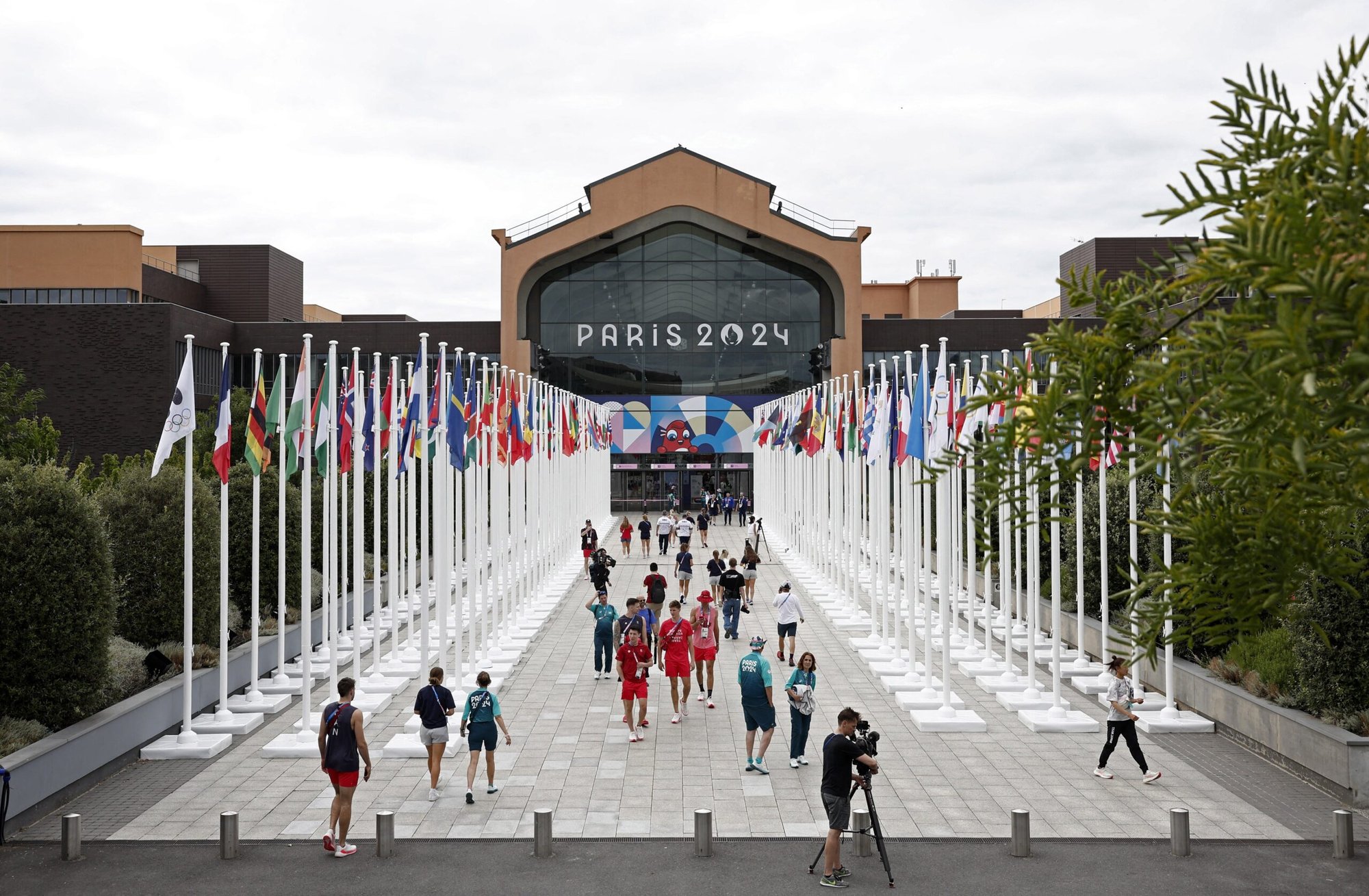 Un grupo de personas camina por la villa olímpica de París el 23 de julio de 2024. (Foto de OSV News/Benoit Tessier, Reuters)