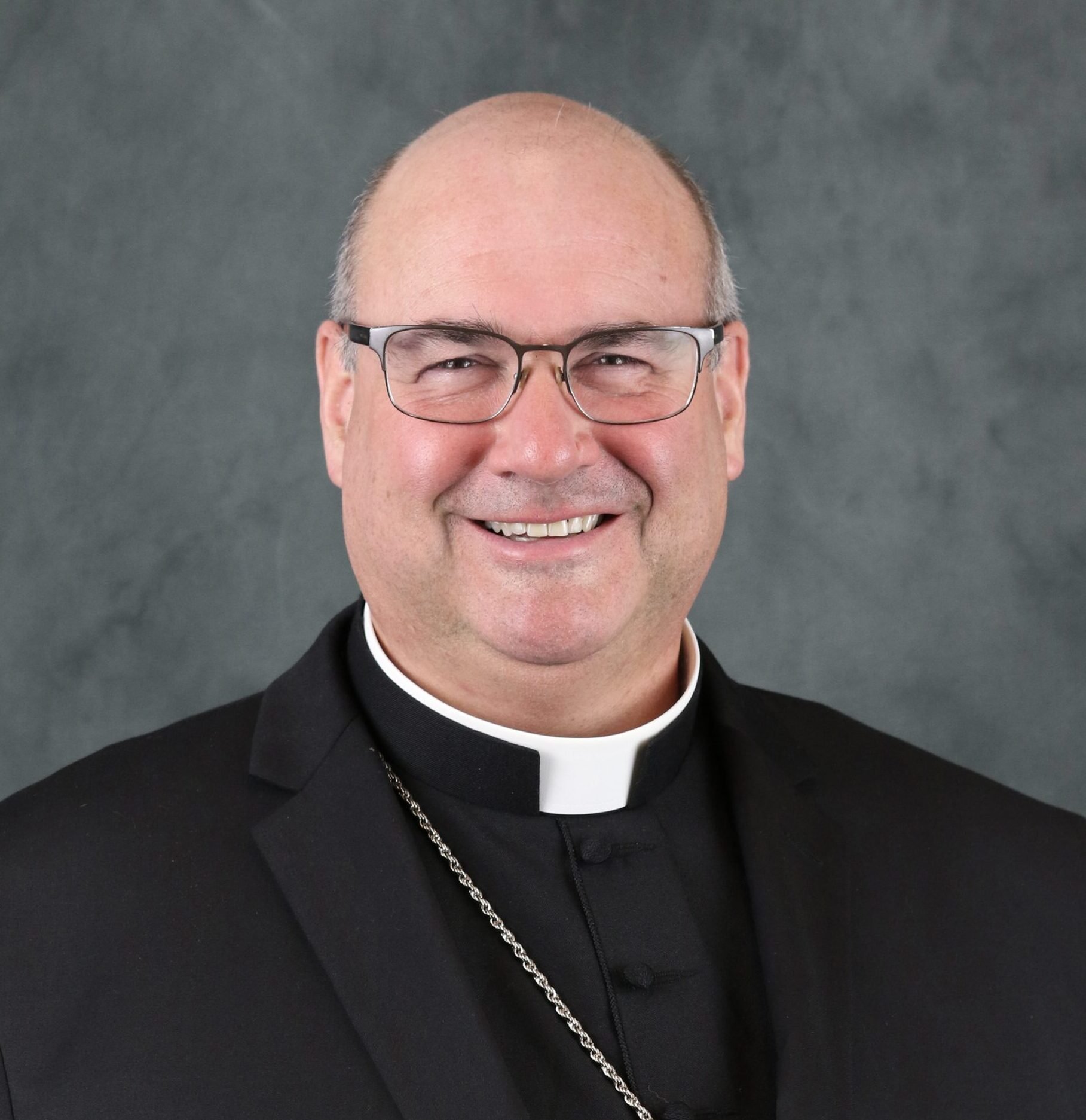 El Papa Francisco ha nombrado al obispo Richard G. Henning de Providence, Rhode Island, sucesor del cardenal Seán P. O'Malley como arzobispo de Boston. El Papa aceptó la renuncia del cardenal O'Malley al frente de la archidiócesis el 5 de agosto de 2024 y nombró a su sucesor el mismo día. La archidiócesis de Boston anunció que el arzobispo Henning tomará posesión de su cargo el 31 de octubre. (OSV News photo/Gregory A. Shemitz)