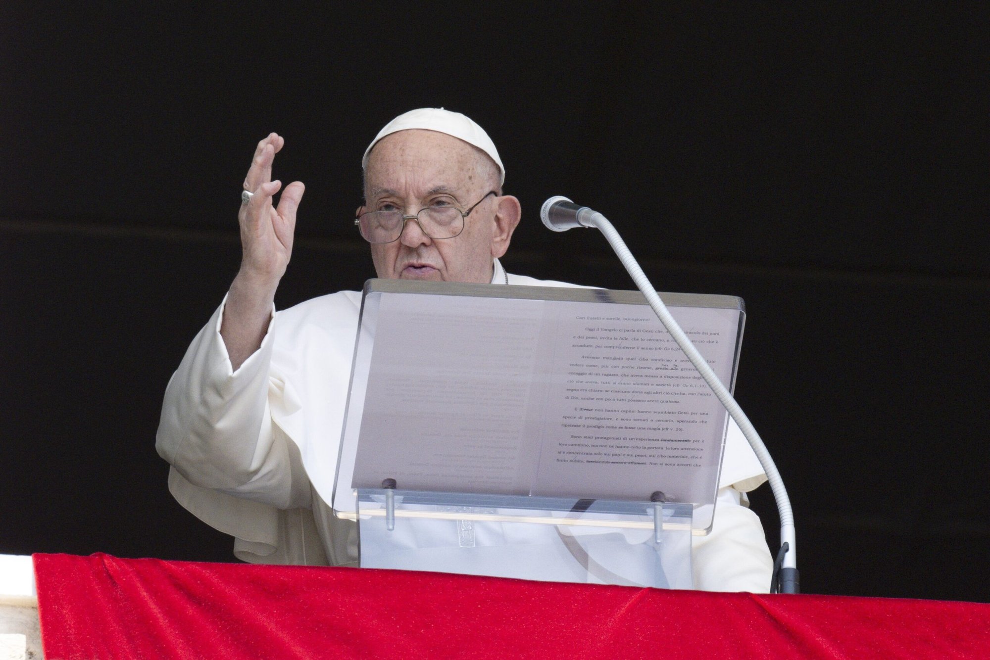 El Papa Francisco da su bendición a los visitantes y peregrinos reunidos en la Plaza de San Pedro del Vaticano para el rezo de la oración del Ángelus el 4 de agosto de 2024. (CNS photo/Vatican Media)