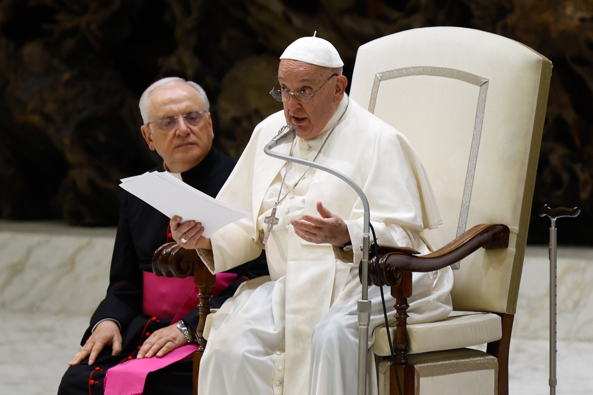 El Papa Francisco dirige su audiencia general el 7 de agosto de 2024, en el Aula de Audiencias Pablo VI del Vaticano. (Foto CNS/Lola Gomez)