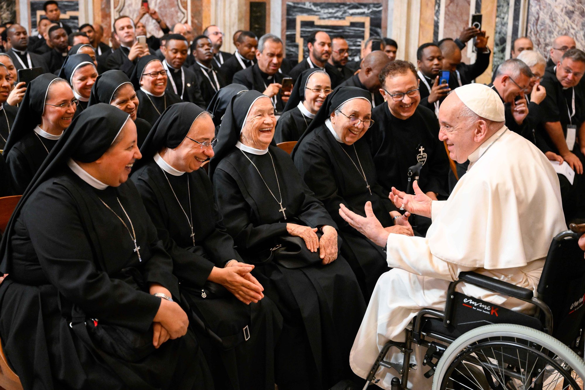 El Papa Francisco comparte un momento con miembros de las Hermanas de la Presentación de María durante una reunión en el Vaticano el 12 de agosto de 2024, con miembros de cuatro órdenes religiosas que celebran sus reuniones del capítulo general en Roma. (CNS photo/Vatican Media)