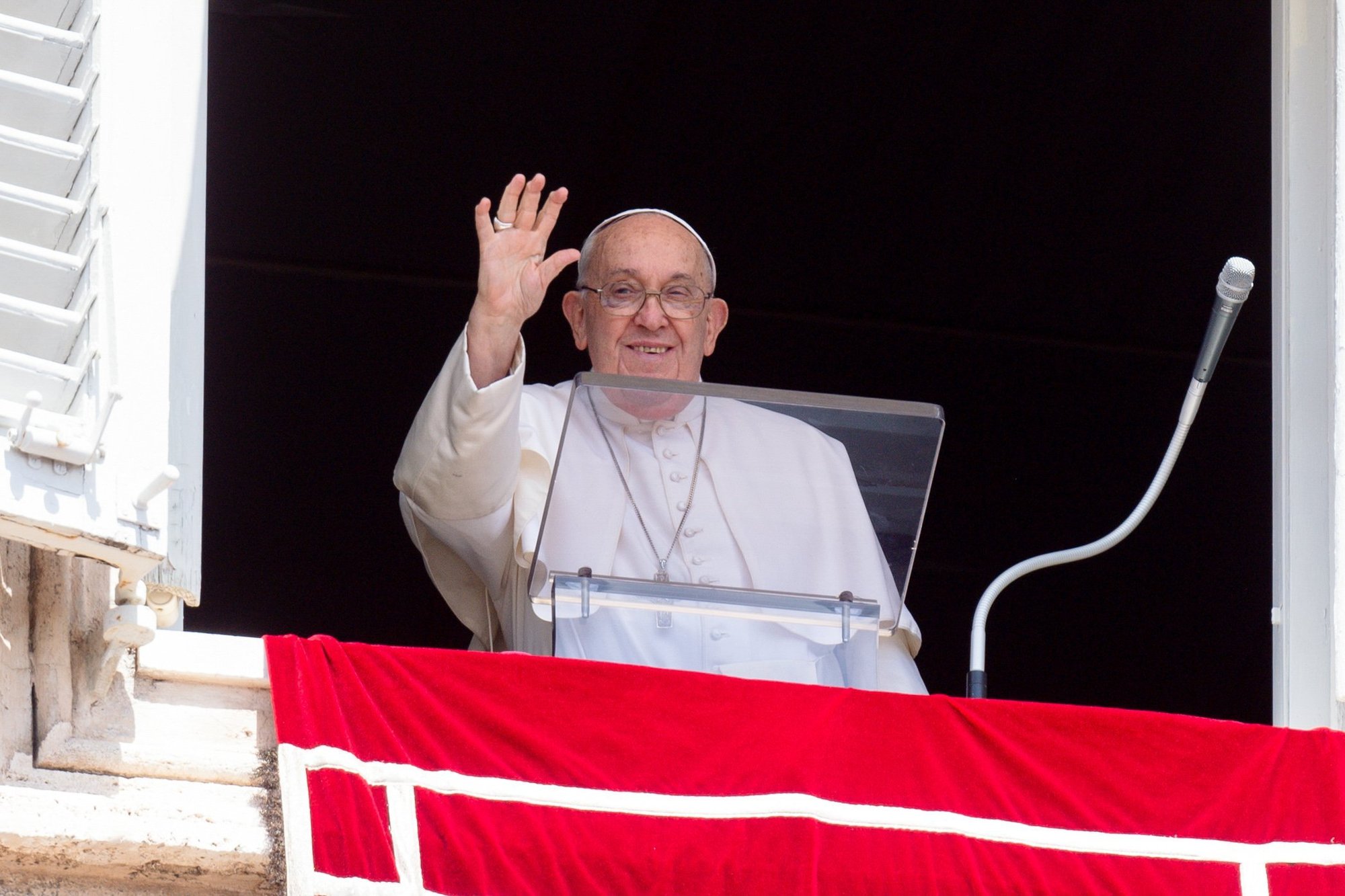El Papa Francisco saluda a los visitantes reunidos en la Plaza de San Pedro del Vaticano para rezar el Ángelus el 18 de agosto de 2024. (Foto CNS /Vatican Media)
