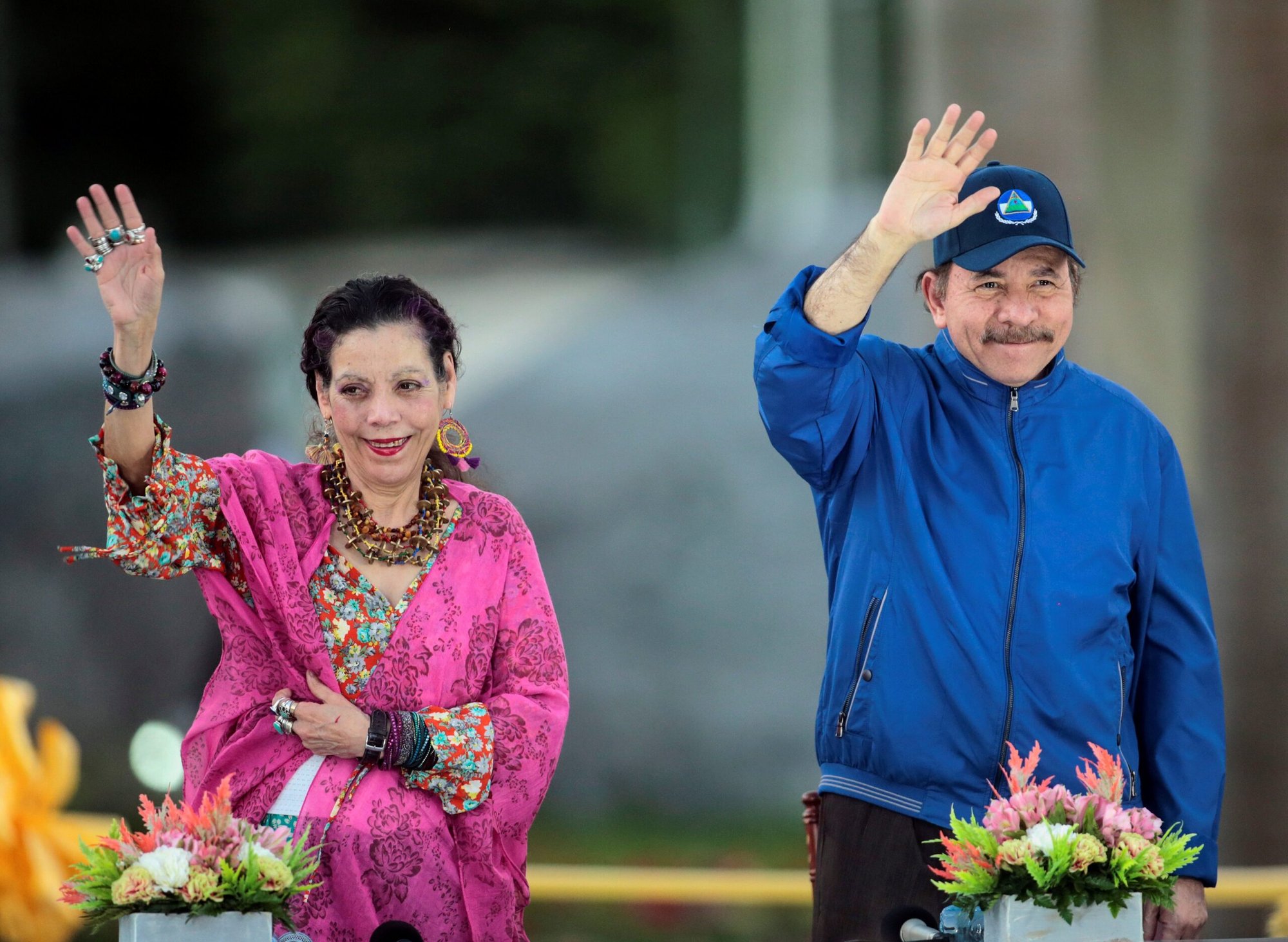 El presidente de Nicaragua, Daniel Ortega, y su esposa, la vicepresidenta Rosario Murillo, saludan a simpatizantes durante la ceremonia de inauguración de un paso elevado en una carretera en Managua el 21 de marzo de 2019. (Foto OSV News/Oswaldo Rivas, Reuters)