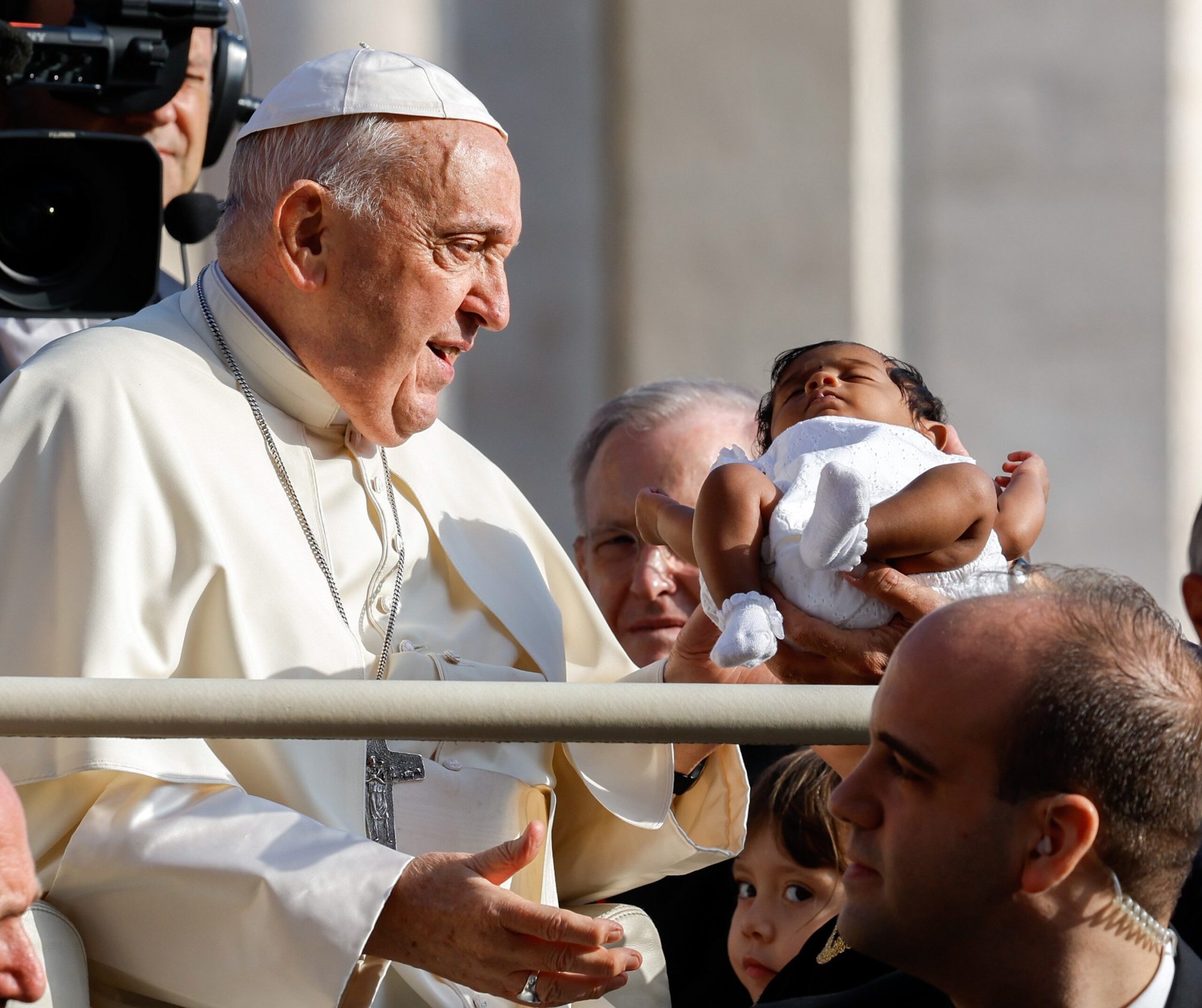 El Papa Francisco saluda a un niño mientras pasea en el papamóvil por la Plaza de San Pedro antes de su audiencia general semanal en el Vaticano el 28 de agosto de 2024. (CNS photo/Lola Gomez)