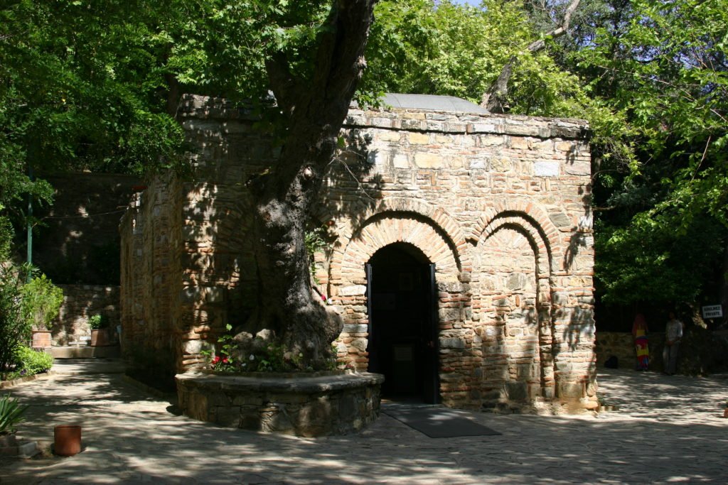 La pequeña capilla construida en el emplazamiento de la casa de la Virgen María cerca de Éfeso, Turquía. (Wikimedia Commons)