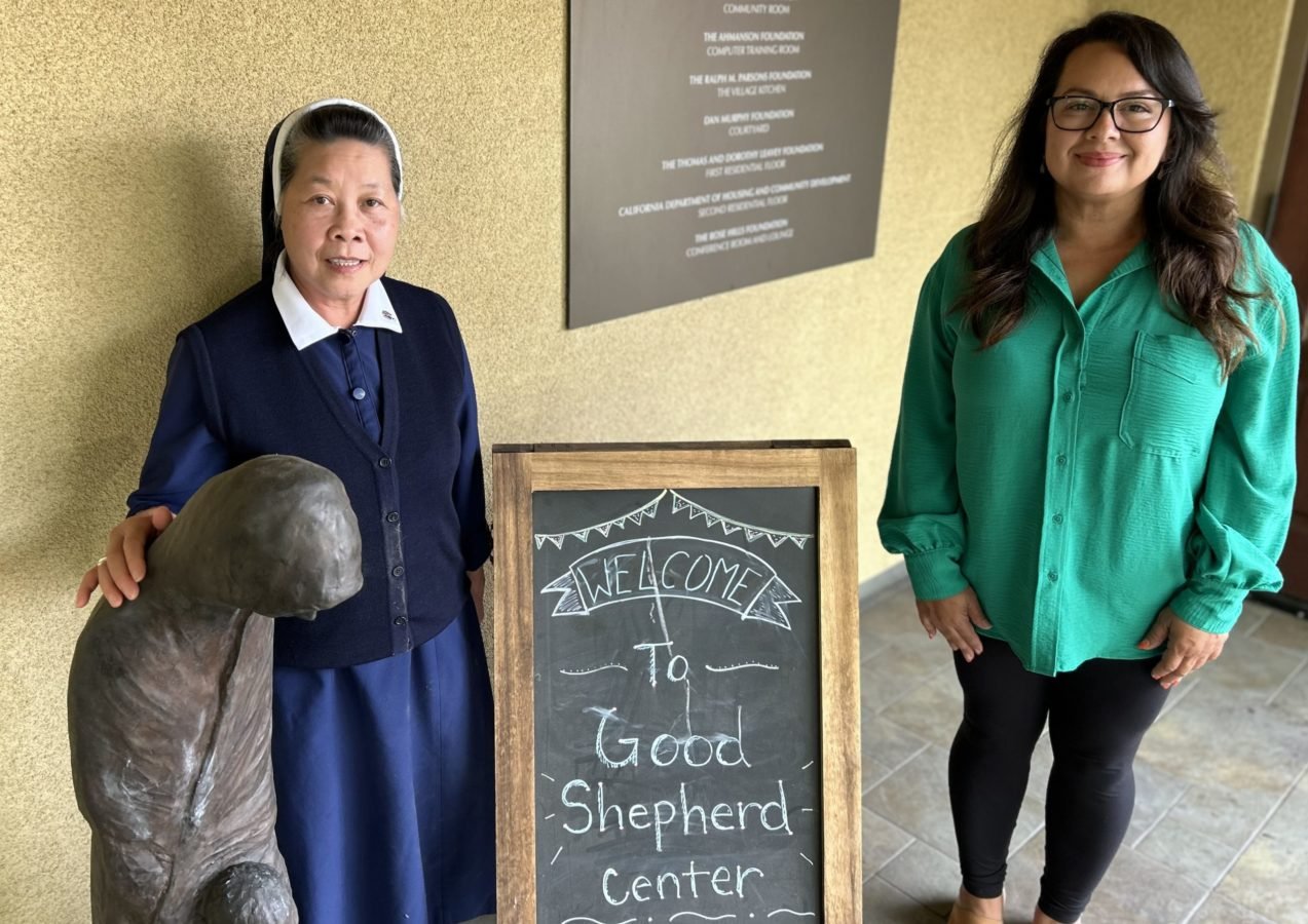 La directora del programa, la hermana Jennifer Nguyen, a la izquierda, junto a la directora asociada, Elvia Valdés, en el Centro del Buen Pastor, en Filipinotown, Los Ángeles. (Tom Hoffarth)
