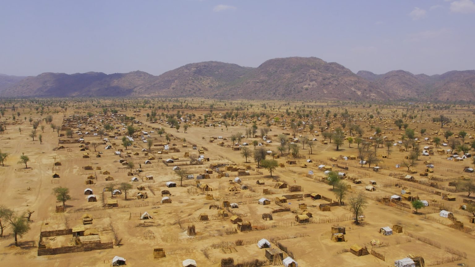 Uno de los muchos campos de refugiados de la zona de las montañas Nuba de Sudán. Éste alberga actualmente a unas 30.000 personas. (Fondo de Ayuda de Sudán)