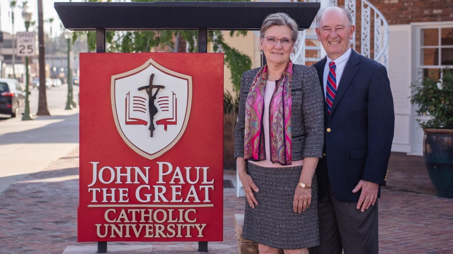 El doctor Derry Connolly y su esposa, Lidy, delante de la Universidad Católica Juan Pablo el Grande en Escondido. (Imagen de cortesía)