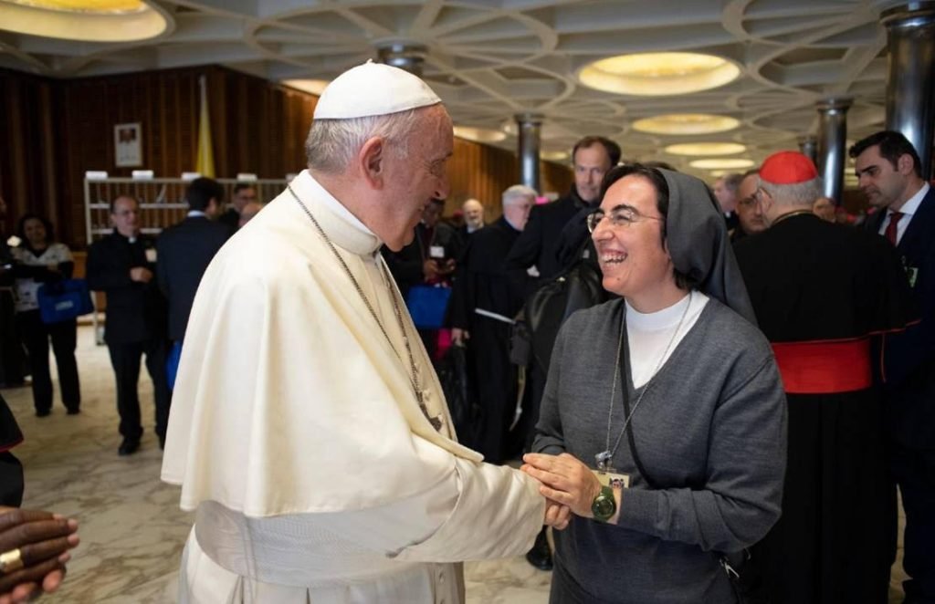 Sor Alessandra Smerilli con el Papa Francisco en el Vaticano en una foto sin fecha. (CNS/Vatican Media, cortesía del Dicasterio para la Promoción del Desarrollo Humano Integral)