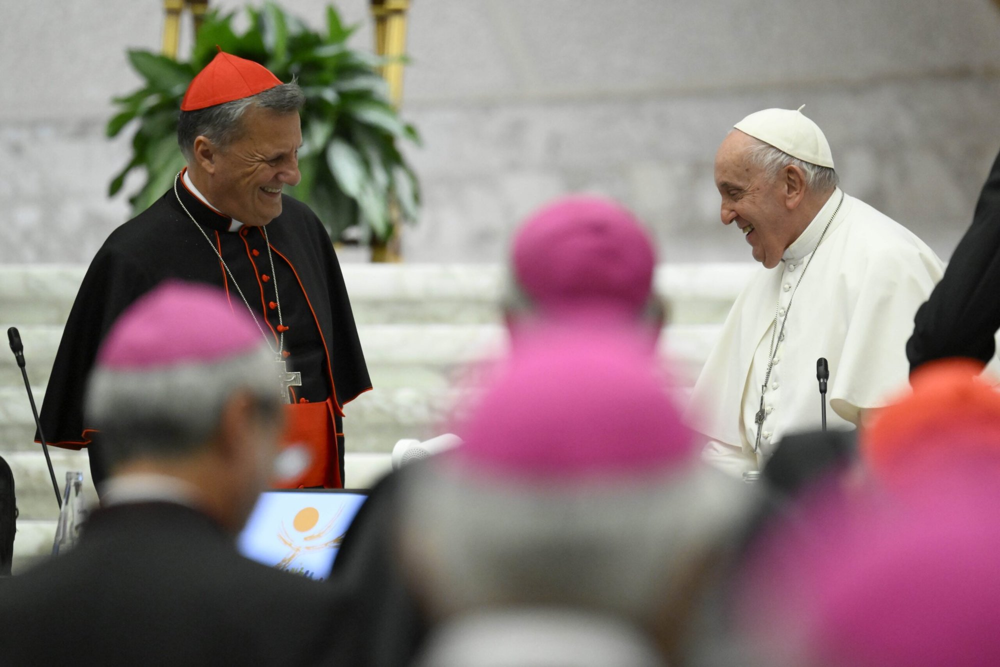 El Papa Francisco sonríe al cardenal Mario Grech, secretario general del Sínodo de los Obispos, al concluir la primera asamblea del sínodo sobre la sinodalidad, el 28 de octubre de 2023, en el Aula Pablo VI del Vaticano. (CNS photo/Vatican Media)