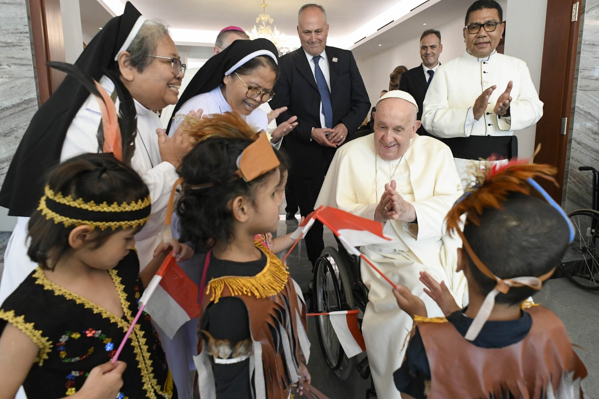 El Papa Francisco, un grupo de niños huérfanos y las hermanas dominicas que cuidan de ellos aplauden durante una reunión en la nunciatura apostólica en Yakarta, Indonesia, 3 de septiembre de 2024. Las personas con las que se reunió el Papa son asistidas por la Comunidad de Sant'Egidio, las hermanas dominicas y el Servicio Jesuita a Refugiados. (CNS photo/Vatican Media)