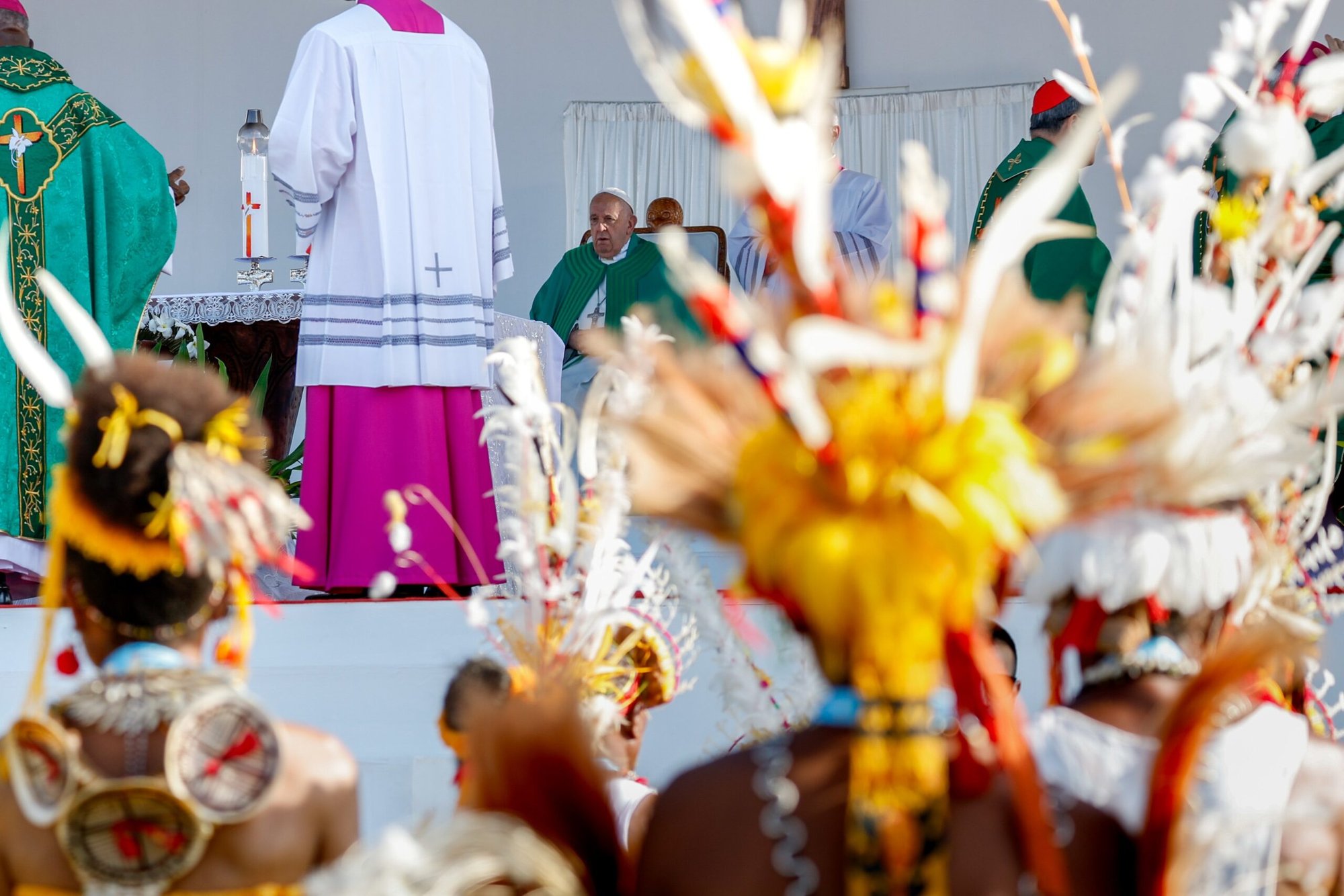 Bailarines tradicionales y tamborileros encabezan la procesión de entrada al altar en la misa con el Papa Francisco en el estadio Sir John Guise en Port Moresby, Papúa Nueva Guinea, 8 de septiembre de 2024. (CNS photo/Lola Gomez)