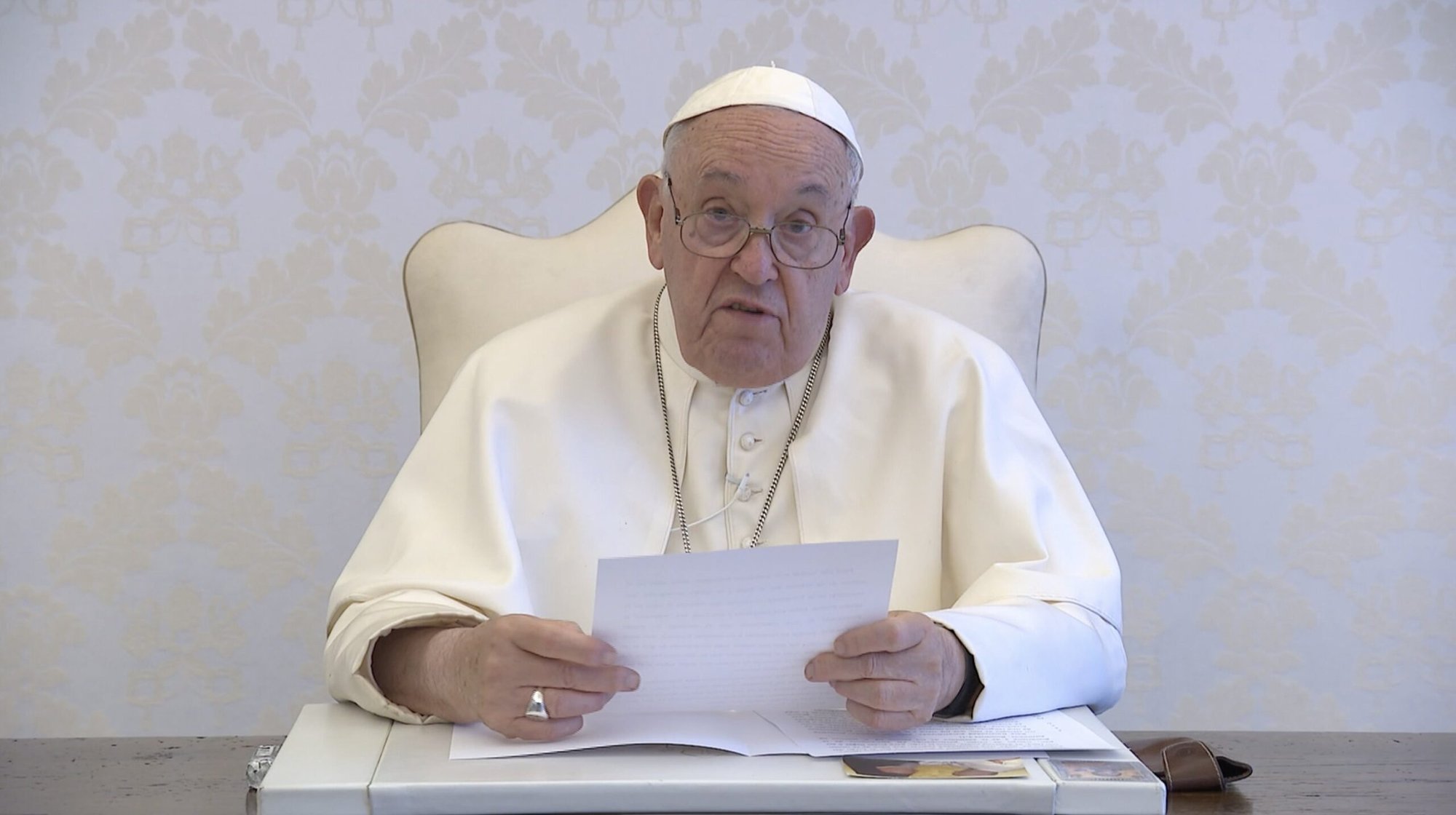 El Papa Francisco lee un mensaje a los participantes en el Congreso Eucarístico Internacional en Quito, Ecuador, en esta captura de pantalla de un videomensaje tomado el 9 de septiembre de 2024. (CNS screengrab/courtesy Oficina de Prensa de la Santa Sede)