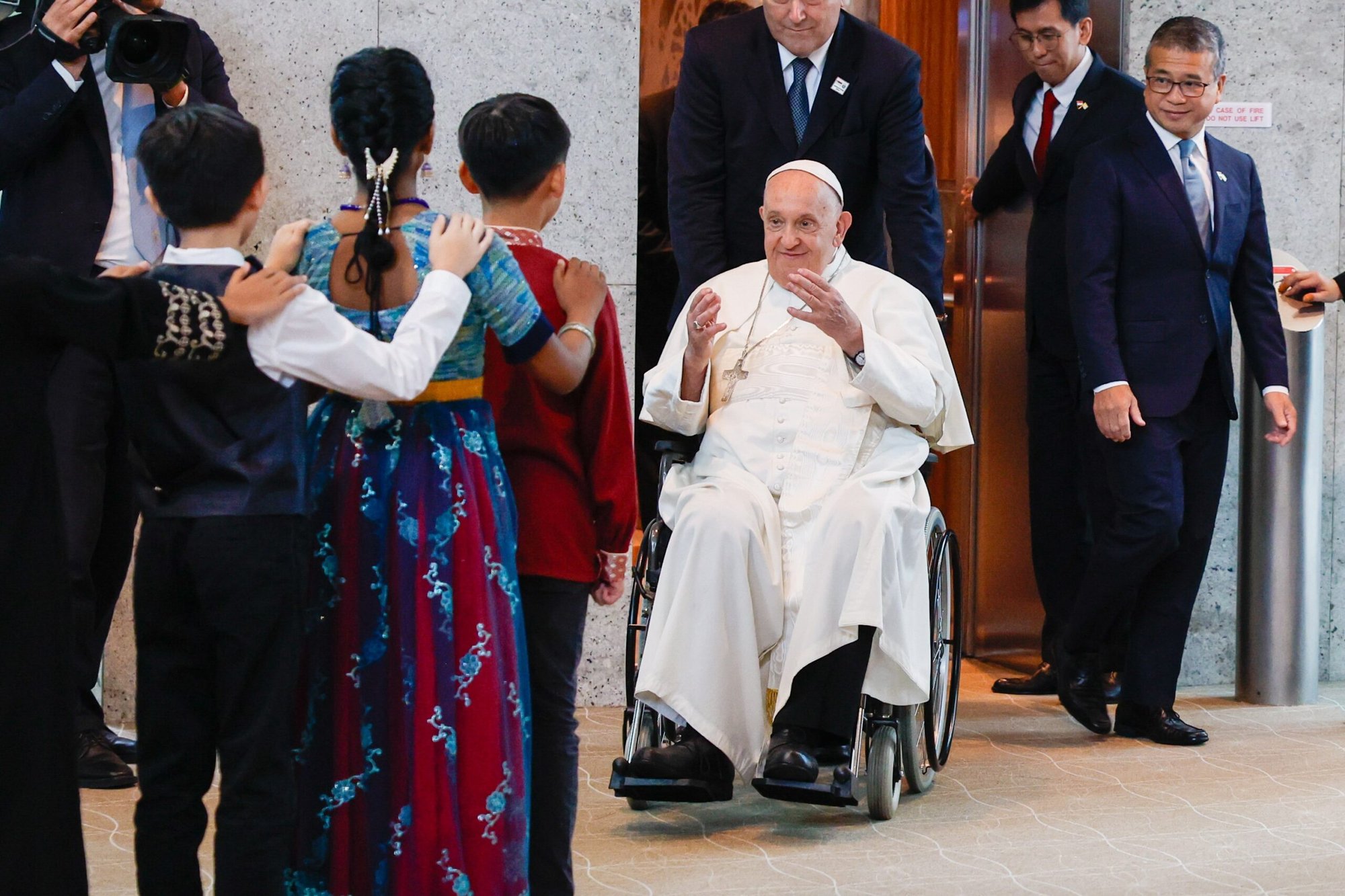 El Papa Francisco saluda a un grupo de niños a su llegada el 11 de septiembre a Singapur, última parada de su visita a cuatro países de Asia y el Pacífico. (CNS photo/Lola Gomez)