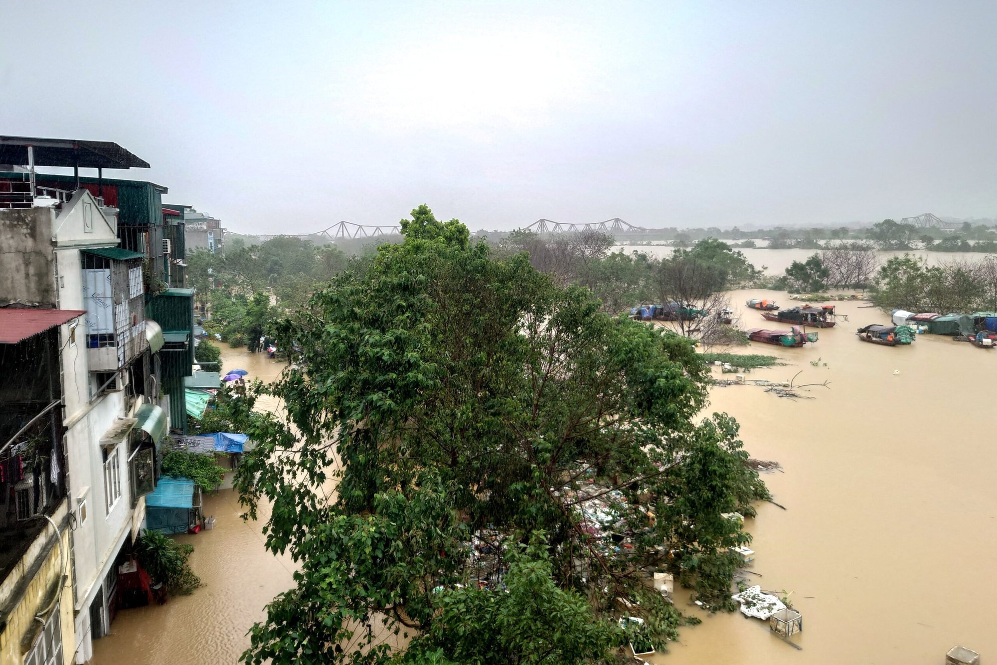 Una calle inundada en Hanoi, Vietnam, el 11 de septiembre de 2024, tras el impacto del tifón Yagi. (Foto OSV News/Khanh Vu, Reuters)