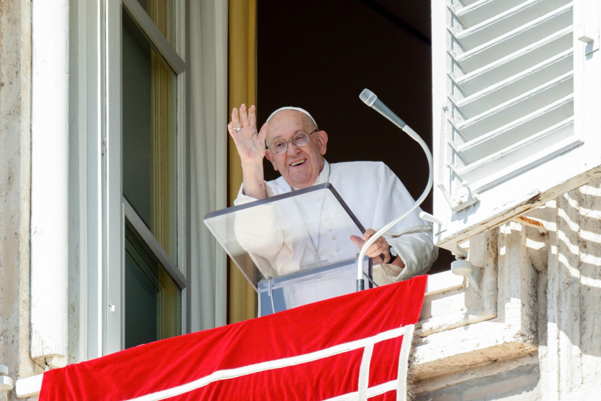 El Papa Francisco saluda a los visitantes reunidos en la Plaza de San Pedro para rezar el Ángelus en el Vaticano el 15 de septiembre de 2024. (Foto CNS/Vatican Media)
