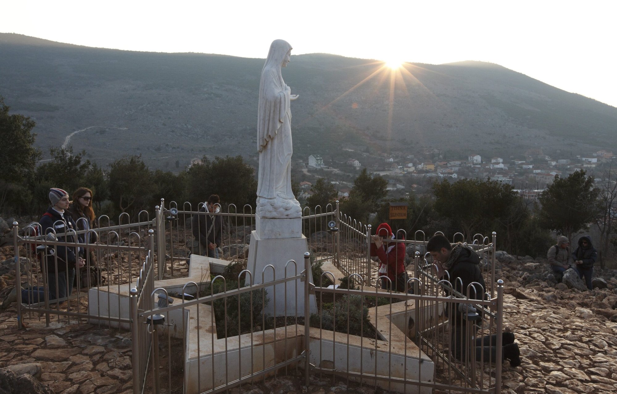 Peregrinos rezan alrededor de una estatua de María en la Colina de las Apariciones en Medjugorje, Bosnia-Herzegovina, en esta foto de archivo de 2011. (Foto CNS /Paul Haring)