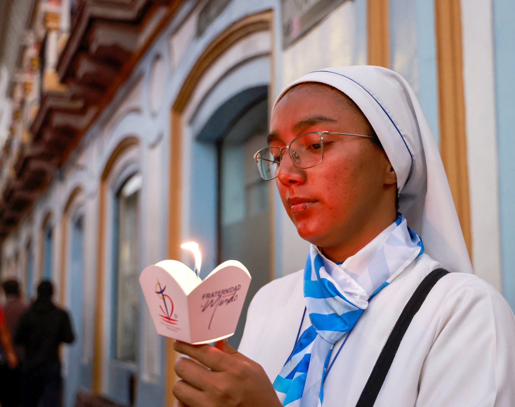 Una monja sostiene una vela durante una procesión previa a la clausura del Congreso Eucarístico Internacional en Quito, Ecuador, el 14 de septiembre de 2024. (Foto OSV News/Karen Toro, Reuters)