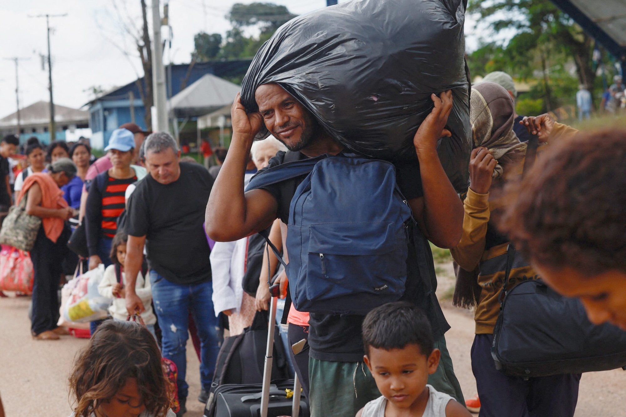 Migrantes venezolanos esperan para entrar en un refugio en Pacaraima, Brasil, el 9 de septiembre de 2024, después de salir de Venezuela, cerca de la frontera. (Foto OSV News/Amanda Perobelli, Reuters)
